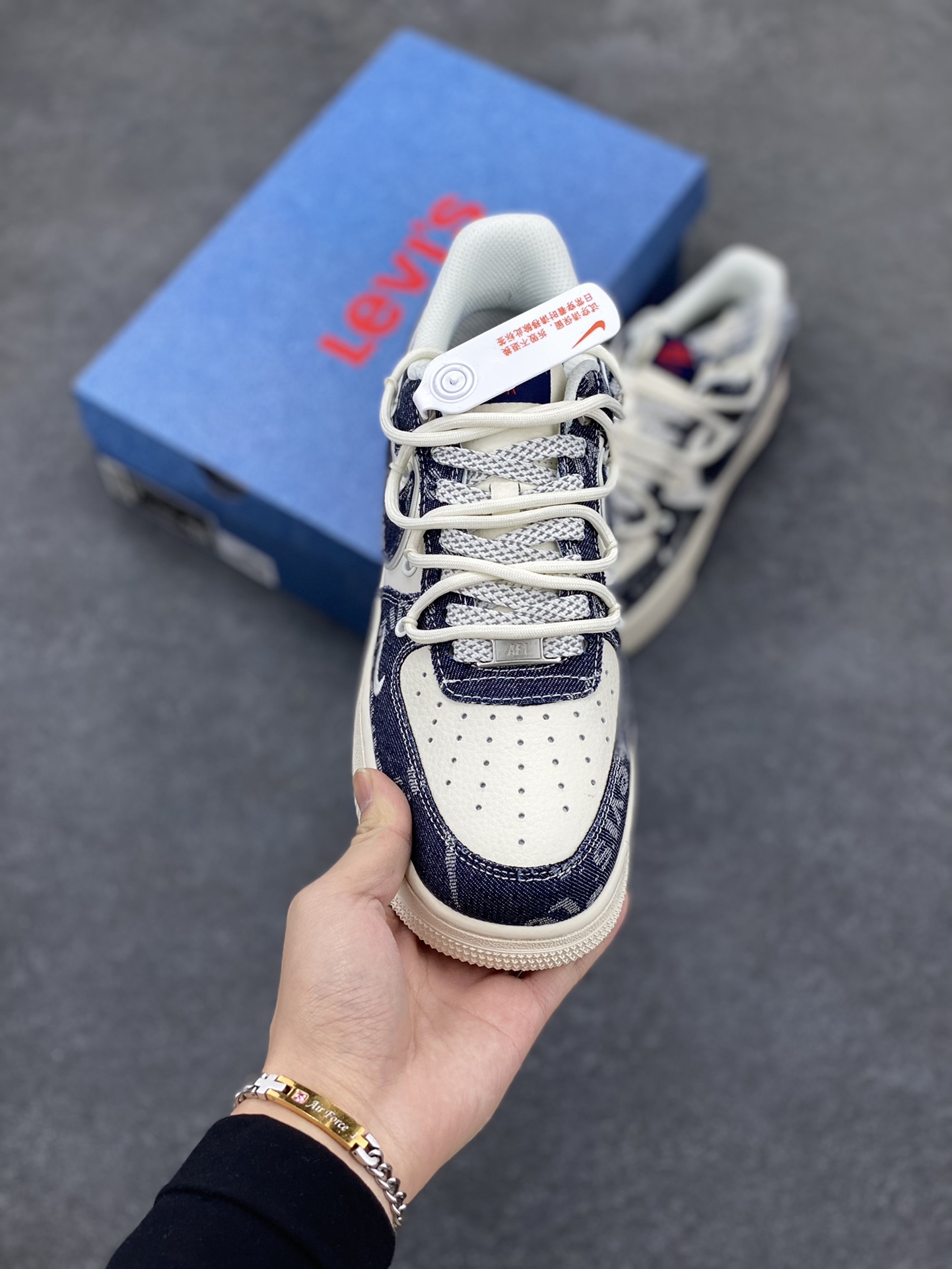 图片[2]-NIke Air Force 1 \’07 Low “李维斯联名–浅蓝牛仔抽绳”空军一号 低帮 运动鞋 休闲鞋 折边针车 工艺难度大 原楦头原纸板 原装鞋盒 定制五金配件 内置全掌气垫 原厂鞋底 货号：SJ1198-900 尺码：36 36.5 37.5 38 38.5 39 40 40.5 41 42 42.5 43 44 44.5 45-选品中心