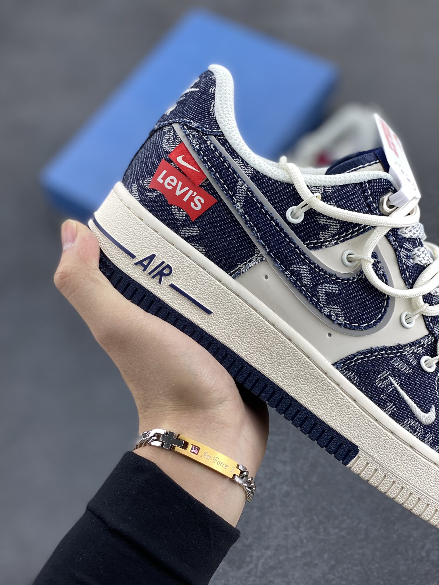 图片[6]-NIke Air Force 1 \’07 Low “李维斯联名–浅蓝牛仔抽绳”空军一号 低帮 运动鞋 休闲鞋 折边针车 工艺难度大 原楦头原纸板 原装鞋盒 定制五金配件 内置全掌气垫 原厂鞋底 货号：SJ1198-900 尺码：36 36.5 37.5 38 38.5 39 40 40.5 41 42 42.5 43 44 44.5 45-选品中心