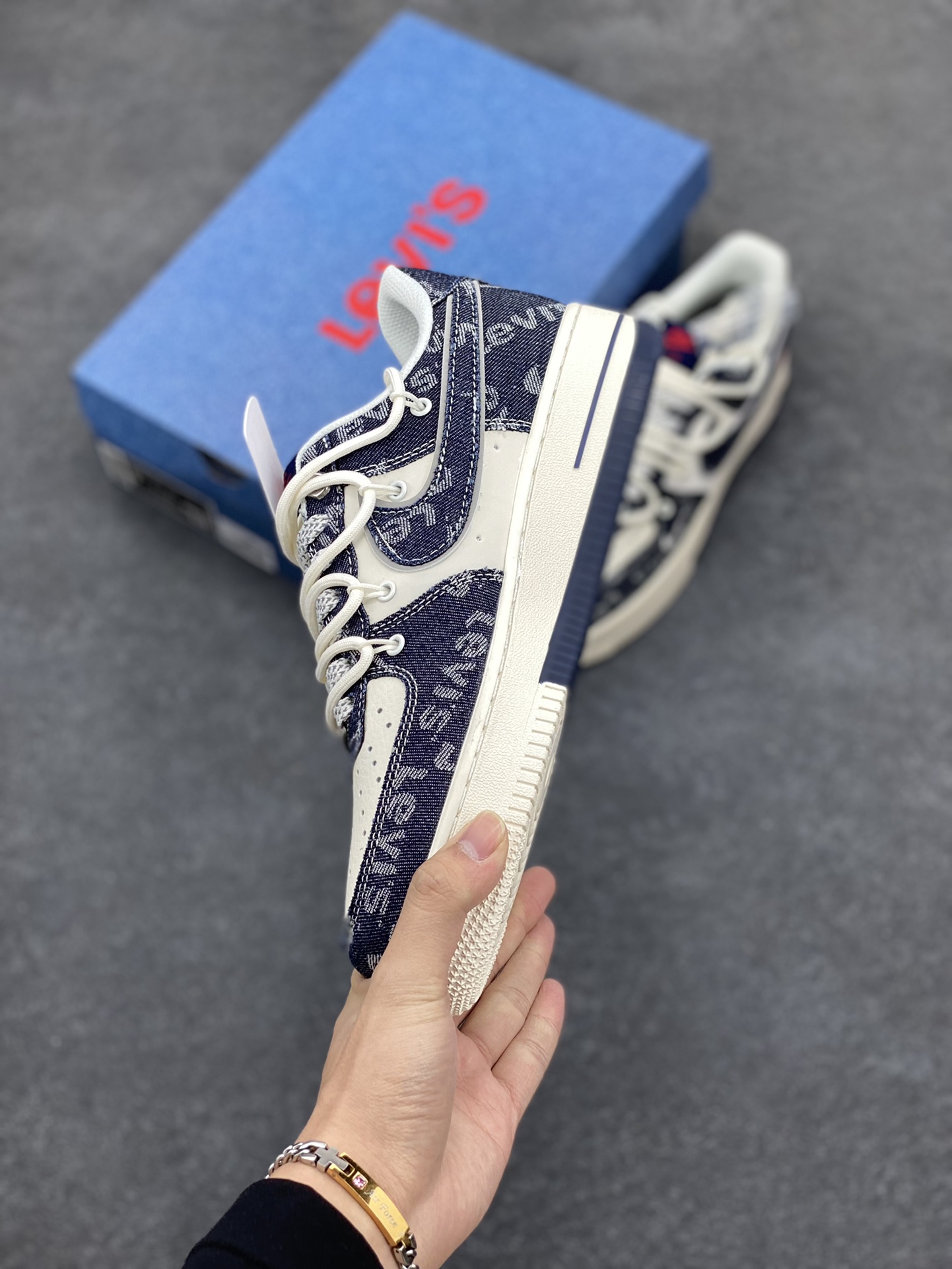 图片[3]-NIke Air Force 1 \’07 Low “李维斯联名–浅蓝牛仔抽绳”空军一号 低帮 运动鞋 休闲鞋 折边针车 工艺难度大 原楦头原纸板 原装鞋盒 定制五金配件 内置全掌气垫 原厂鞋底 货号：SJ1198-900 尺码：36 36.5 37.5 38 38.5 39 40 40.5 41 42 42.5 43 44 44.5 45-选品中心