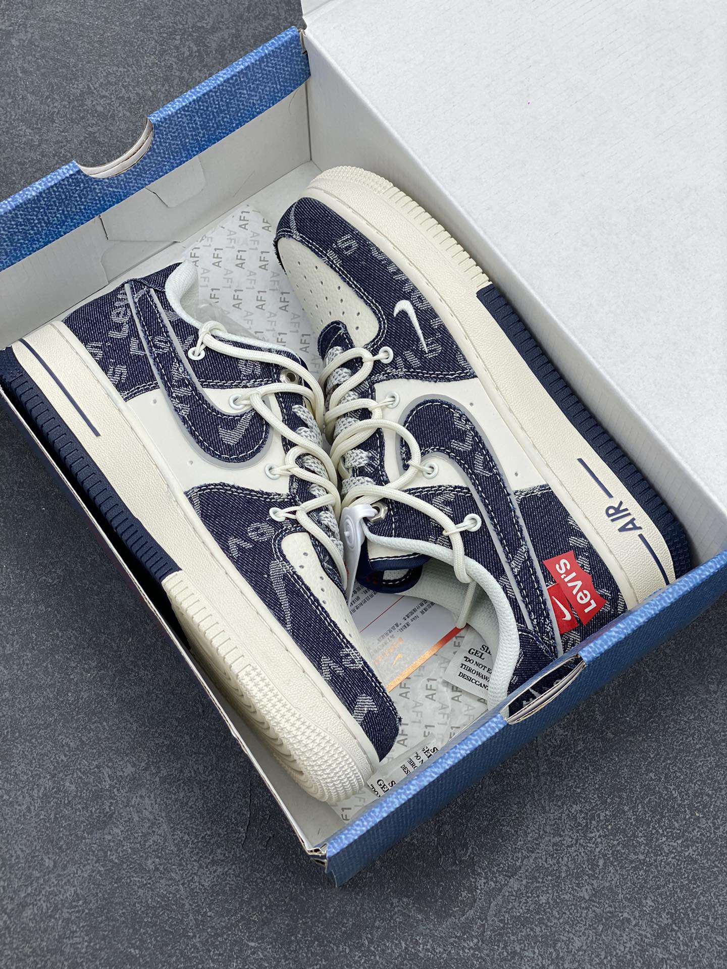 图片[9]-NIke Air Force 1 \’07 Low “李维斯联名–浅蓝牛仔抽绳”空军一号 低帮 运动鞋 休闲鞋 折边针车 工艺难度大 原楦头原纸板 原装鞋盒 定制五金配件 内置全掌气垫 原厂鞋底 货号：SJ1198-900 尺码：36 36.5 37.5 38 38.5 39 40 40.5 41 42 42.5 43 44 44.5 45-选品中心