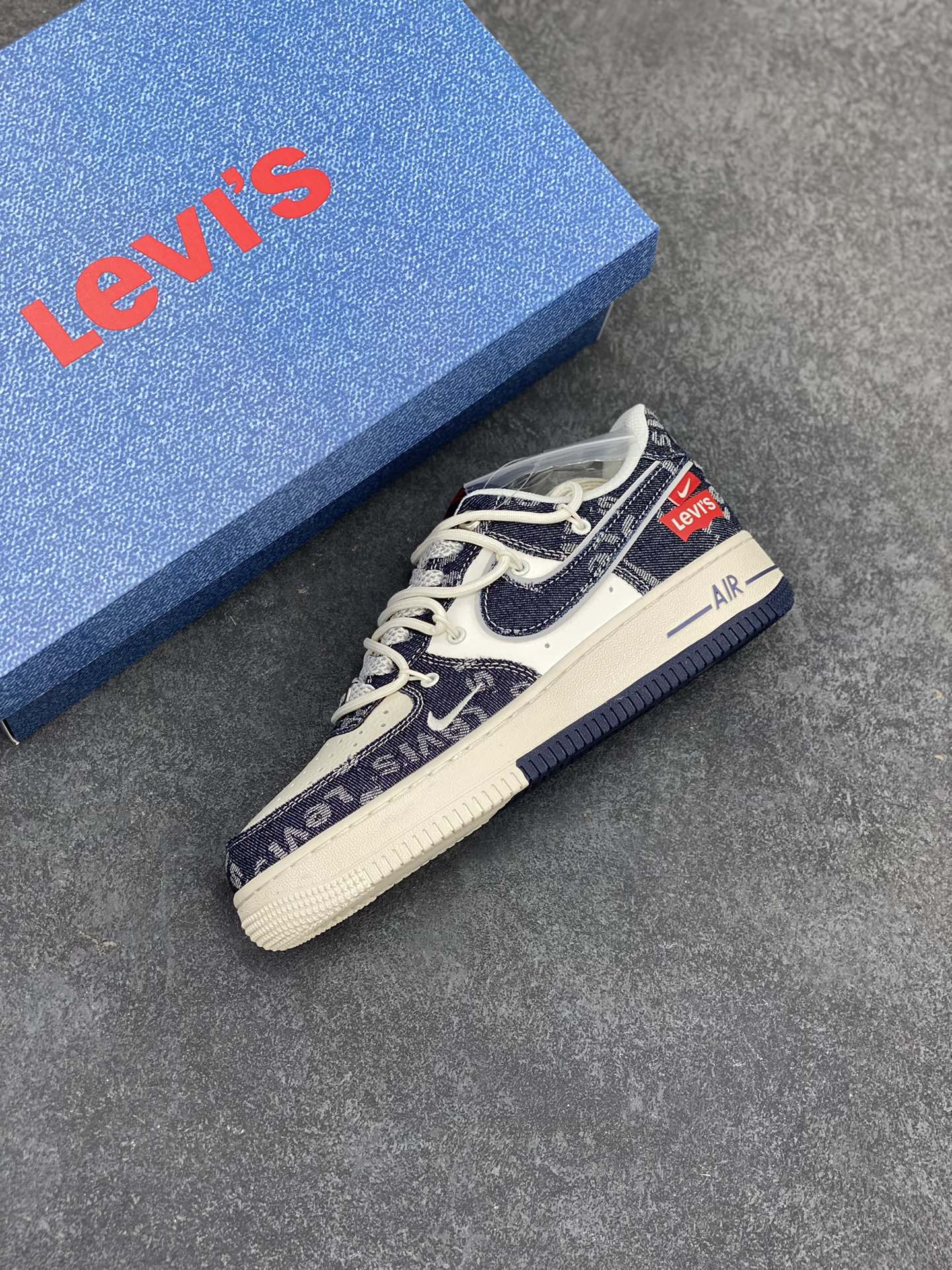 图片[7]-NIke Air Force 1 \’07 Low “李维斯联名–浅蓝牛仔抽绳”空军一号 低帮 运动鞋 休闲鞋 折边针车 工艺难度大 原楦头原纸板 原装鞋盒 定制五金配件 内置全掌气垫 原厂鞋底 货号：SJ1198-900 尺码：36 36.5 37.5 38 38.5 39 40 40.5 41 42 42.5 43 44 44.5 45-选品中心