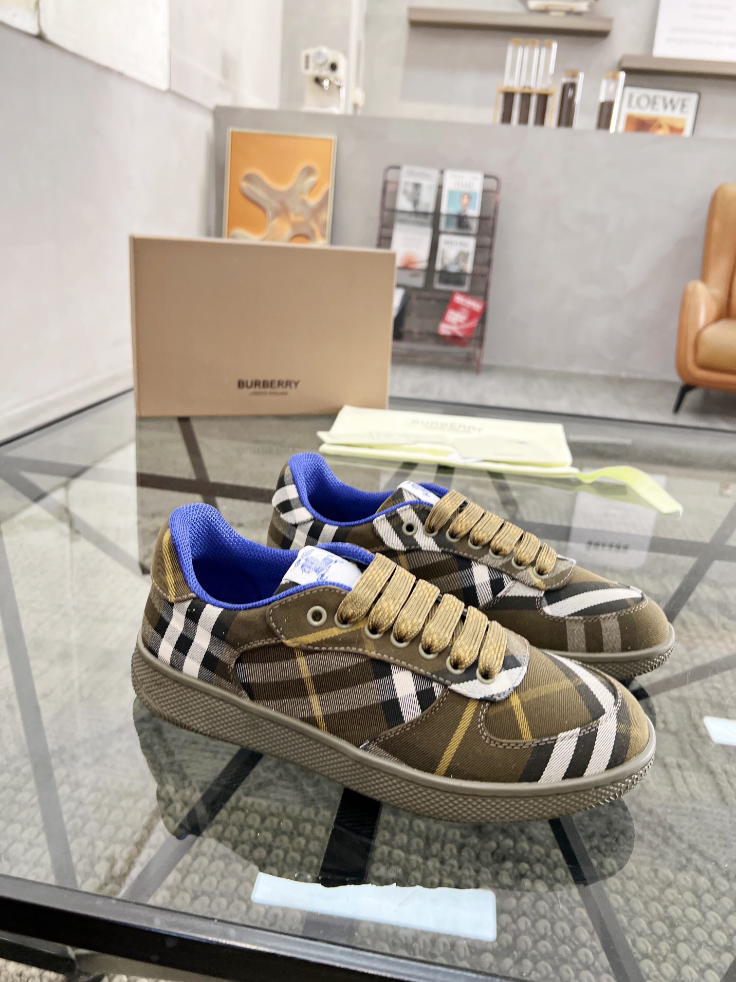 NO:221931,Brand BURBERRY Color Original Color Number 38-44 Customized 45.46 Price Material Burberry 2025 New Product Men's Casual Shoes Upper is made of original fabric and comfortable soft cowhide. Simple style design. Fashion trend original rubber outsole. Burberry casual shoes, burberry, burberry, cowhide19860909品牌BURBERRY 颜色原版配色 码数38-44定做45.46 价格 材质巴宝莉2025新品 男士 休闲鞋鞋面采用原版布面制作舒适柔软牛皮垫脚简约的版型设计时尚潮流原版橡胶大底,巴宝莉 休闲鞋,burberry,burberry,cowhide,Men's shoes