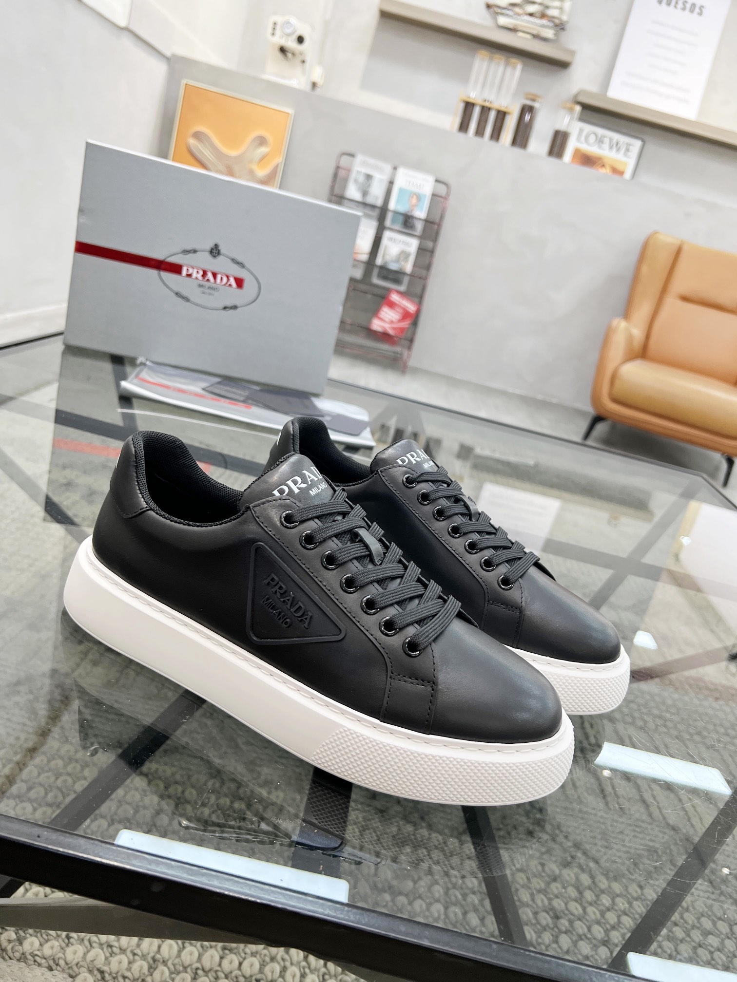 NO:221907,Brand P R A D A Color Original Color Pair Number 39-44 Customized 38.45 Price Material Prada New Product Original Single-Custom Low-top Casual Sports Shoes!  The upper is made of original cowhide with mesh lining. The original molded sole of cowhide is made of high quality, worth owning. Prada, prada, sneakers, cowhide19860909品牌P R A D A 颜色原版配色 码数39-44定做38.45 价格 材质普拉达新品原单货低帮休闲运动鞋！鞋面采用原版牛皮搭配网布内里 牛皮垫脚原版开模大底、高品质值得拥有,普拉达,prada,sneakers,cowhide,Men's shoes