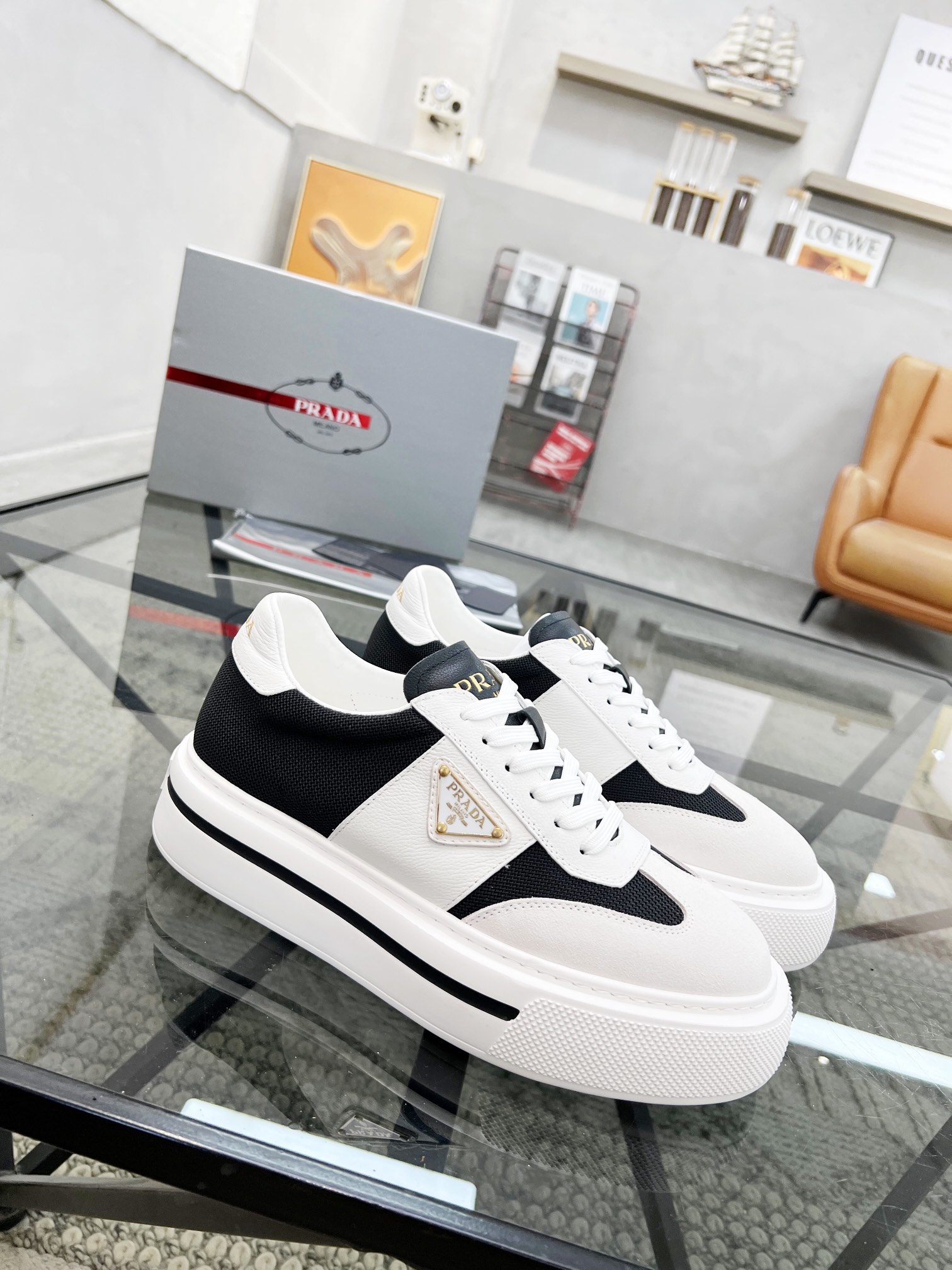 NO:222094,Brand P R A D A Color Original Color Pair Number 39-44 Customized 38.45 Price Material Prada New Product Original Single-Custom Low-top Casual Sports Shoes!  The upper is made of original cowhide with cowhide inner lining. The original molded sole of cowhide is made of high quality. Prada, prada, sneakers, cowhide19860909品牌P R A D A 颜色原版配色 码数39-44定做38.45 价格 材质普拉达新品原单货低帮休闲运动鞋！鞋面采用原版牛皮搭配牛皮内里 牛皮垫脚原版开模大底、高品质值得拥有,普拉达,prada,sneakers,cowhide,Men's shoes