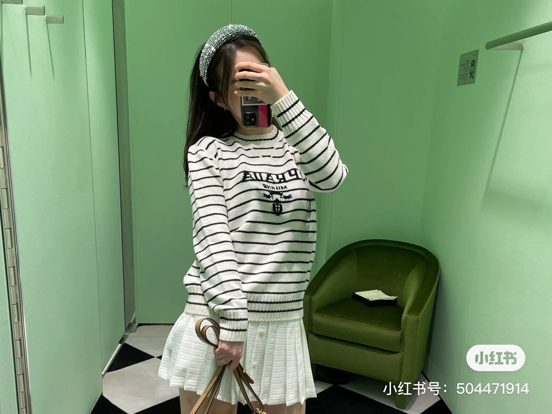 NO:295550,Model number G25010475 Prad* new P home high-end custom wool yarn fabric, large logo on the chest, round neck pullover long sleeve striped sweater top!  (M size bust 98, sleeve length 61, clothing length 57, prada, alexander wang19860909款号G25010475 Prad*新款P家高端定制羊毛纱线面料、胸前大logo标志圆领套头长袖条纹针织衫上衣！（M码胸围98,袖长61,衣长57,,prada,alexander wang,Women's clothing