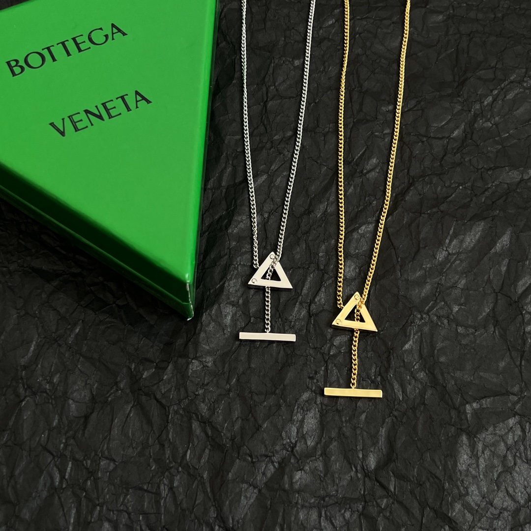 Bottega Veneta Unveils Stunning Metal BV Necklace with French Elegance - 图片 3