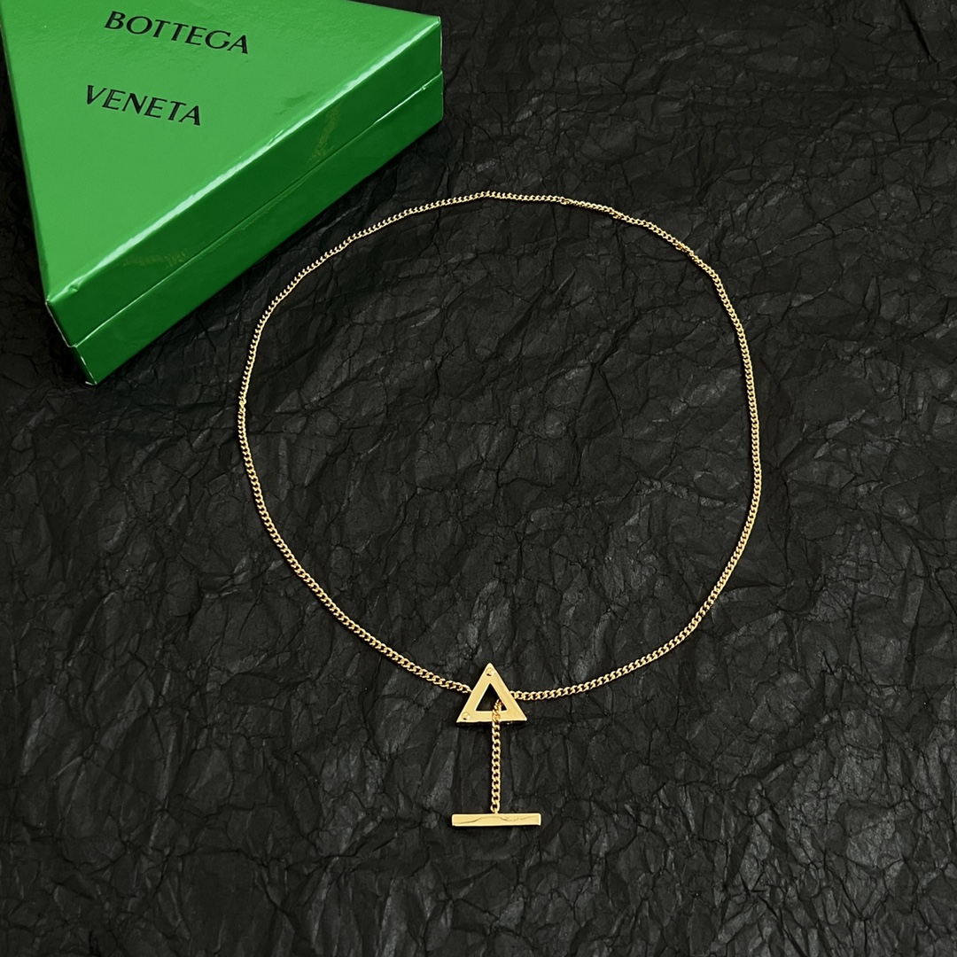 Bottega Veneta Unveils Stunning Metal BV Necklace with French Elegance - 图片 2