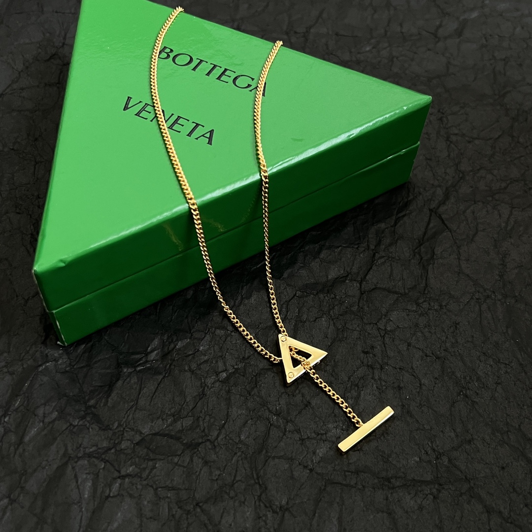 Bottega Veneta Unveils Stunning Metal BV Necklace with French Elegance - 图片 1