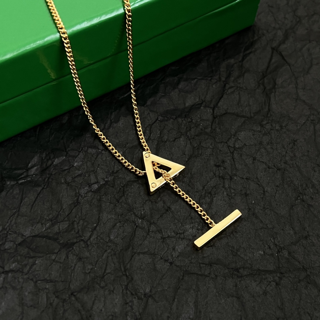 Bottega Veneta Unveils Stunning Metal BV Necklace with French Elegance - 图片 4
