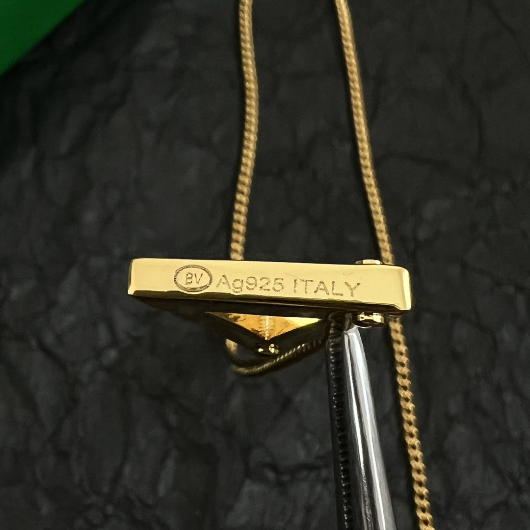 Bottega Veneta Unveils Stunning Metal BV Necklace with French Elegance - 图片 6