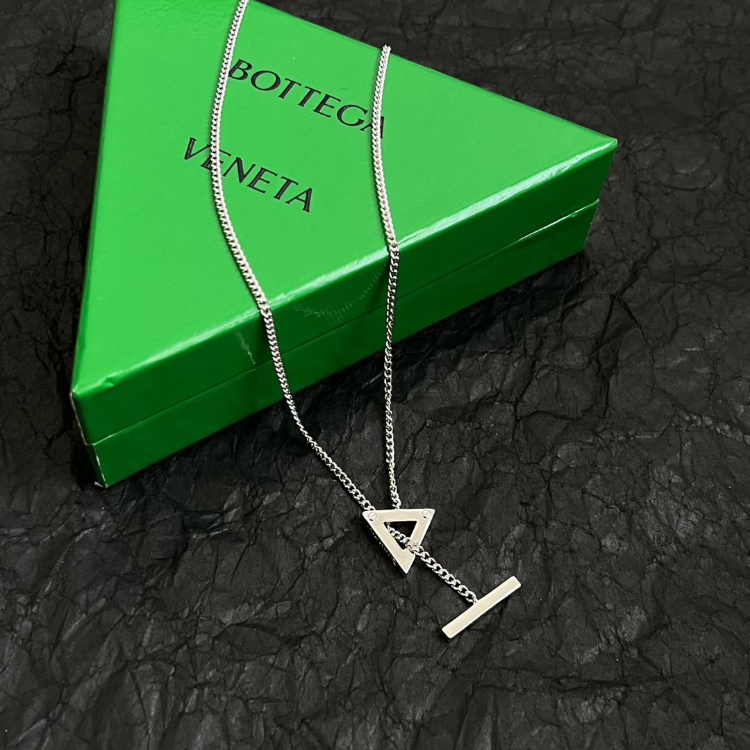 “Bottega Veneta New BV Necklace: Metal, Detail, and French Elegance” - 图片 4