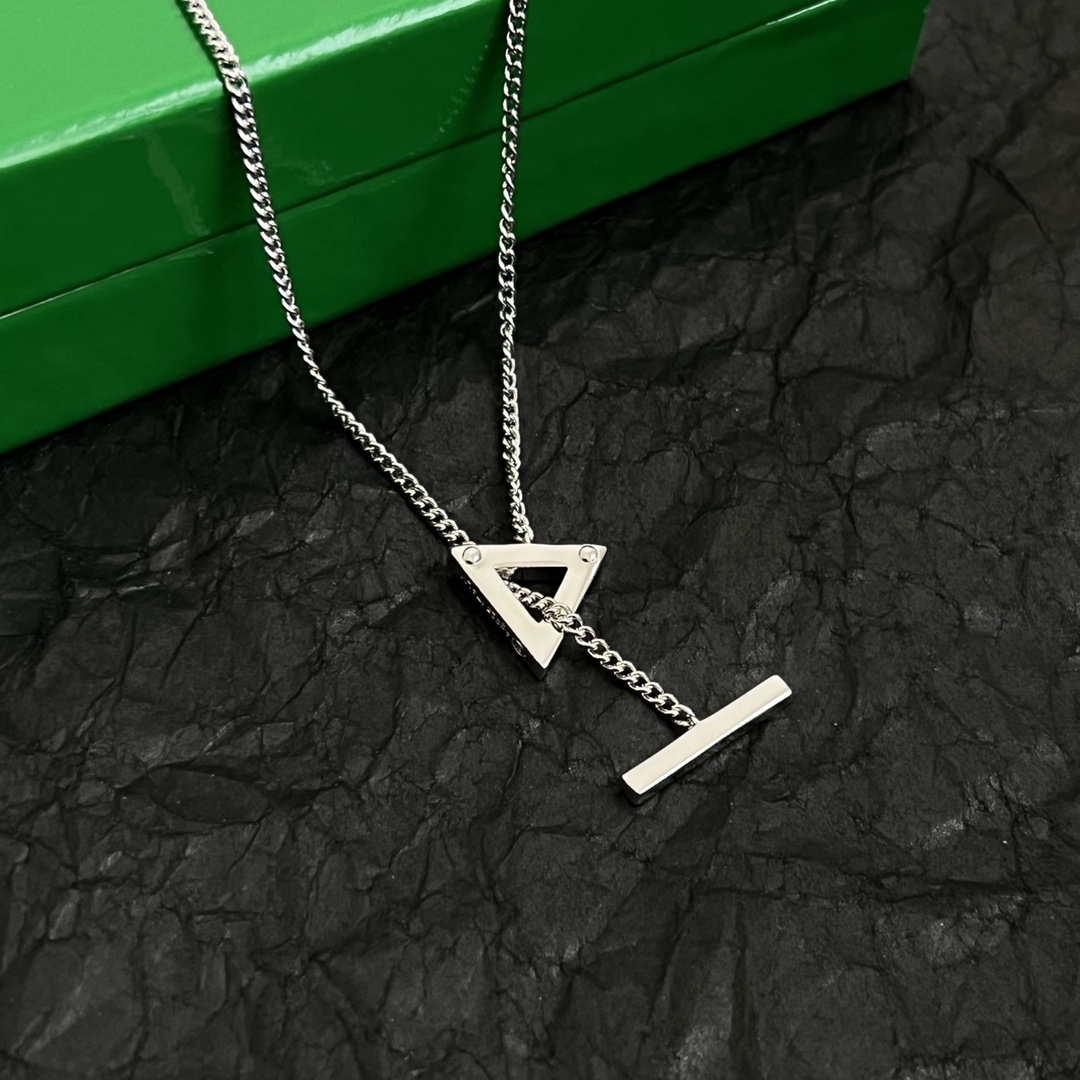 “Bottega Veneta New BV Necklace: Metal, Detail, and French Elegance” - 图片 7
