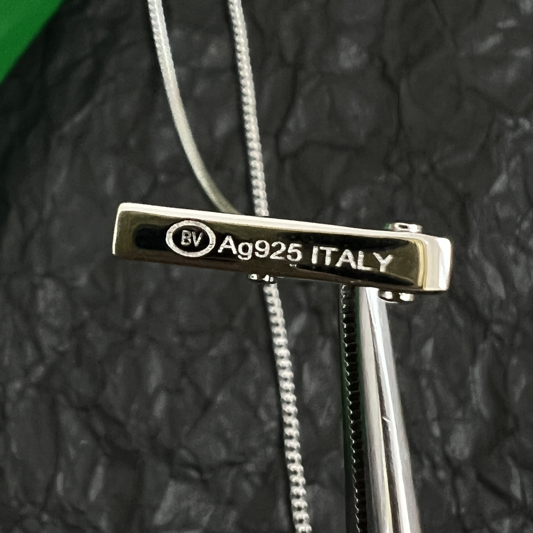 “Bottega Veneta New BV Necklace: Metal, Detail, and French Elegance” - 图片 9