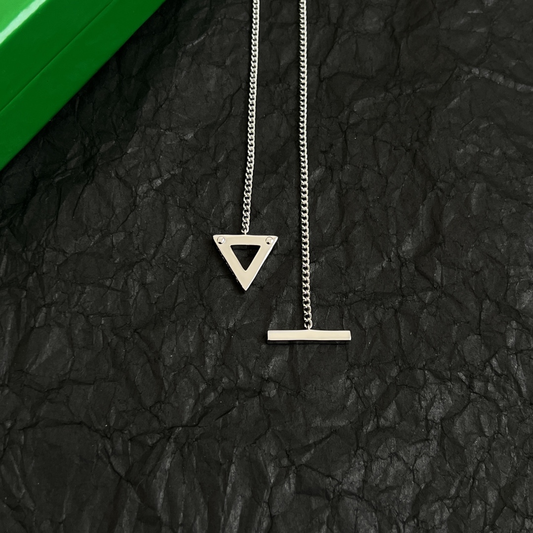 “Bottega Veneta New BV Necklace: Metal, Detail, and French Elegance” - 图片 8