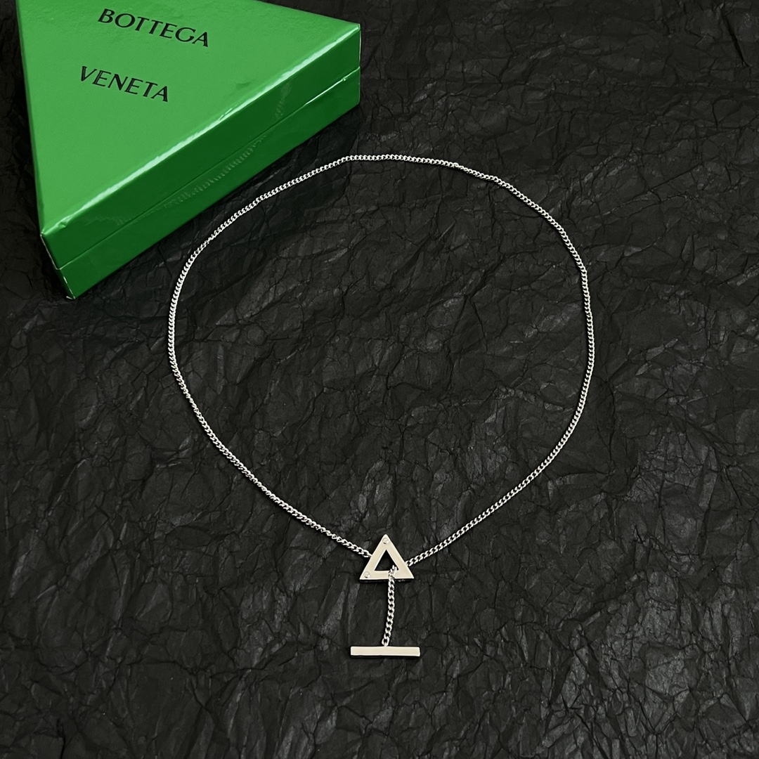 “Bottega Veneta New BV Necklace: Metal, Detail, and French Elegance” - 图片 5