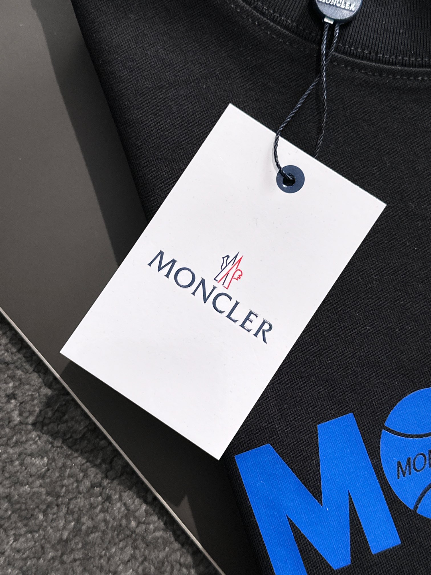 MON 2025SS春夏最新款圆领时尚短袖T恤，官网同步，专柜纯棉面料！贴肤舒适，耐看又好穿，经典简约l