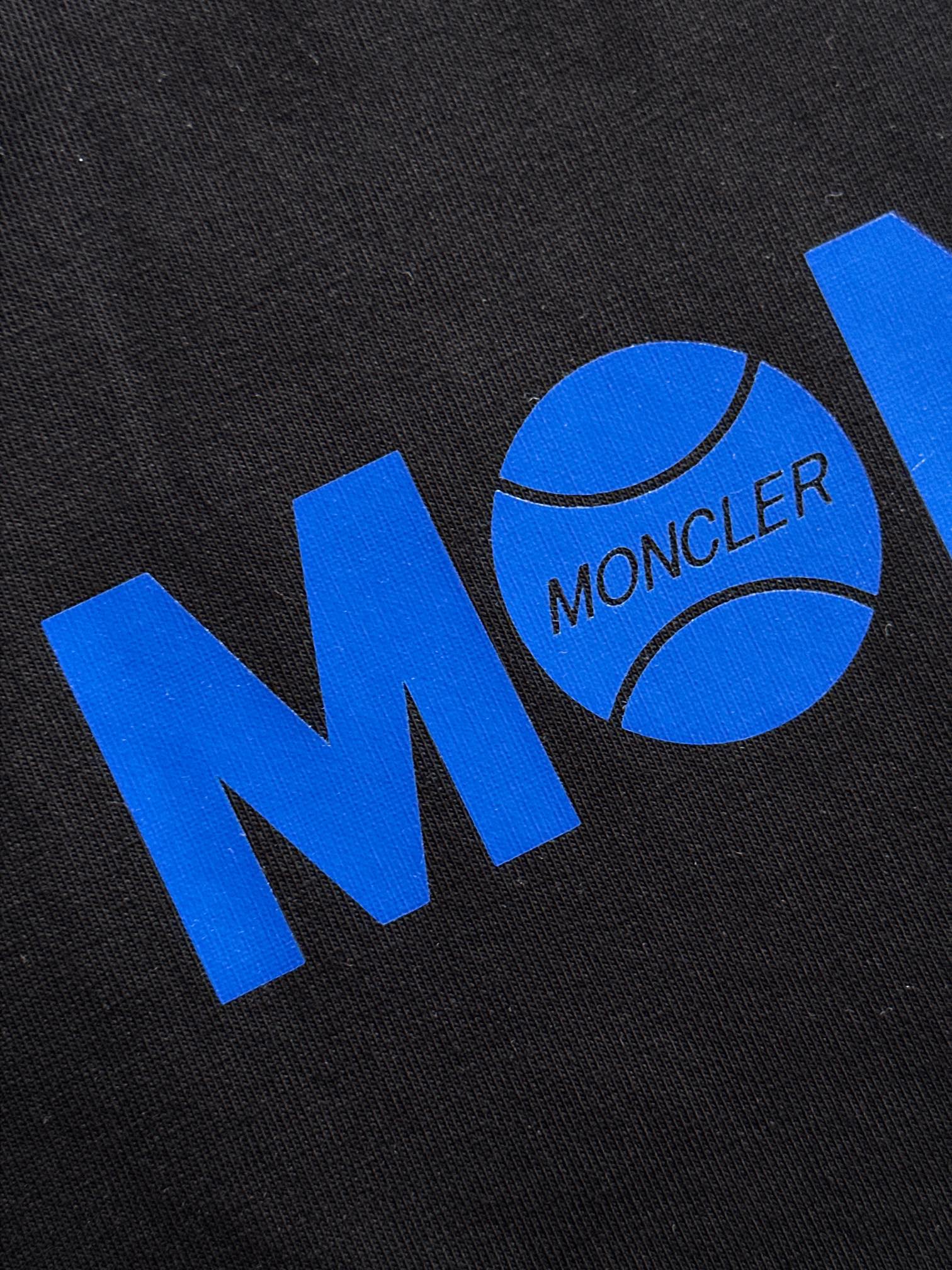 MON 2025SS春夏最新款圆领时尚短袖T恤，官网同步，专柜纯棉面料！贴肤舒适，耐看又好穿，经典简约l