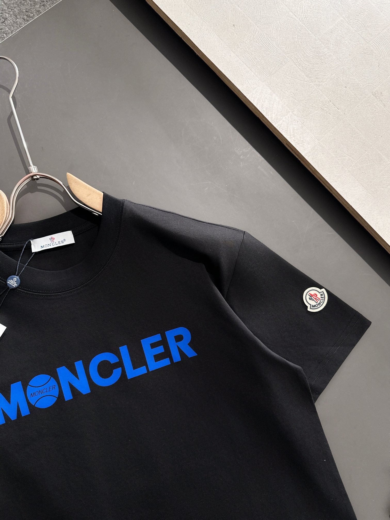 MON 2025SS春夏最新款圆领时尚短袖T恤，官网同步，专柜纯棉面料！贴肤舒适，耐看又好穿，经典简约l