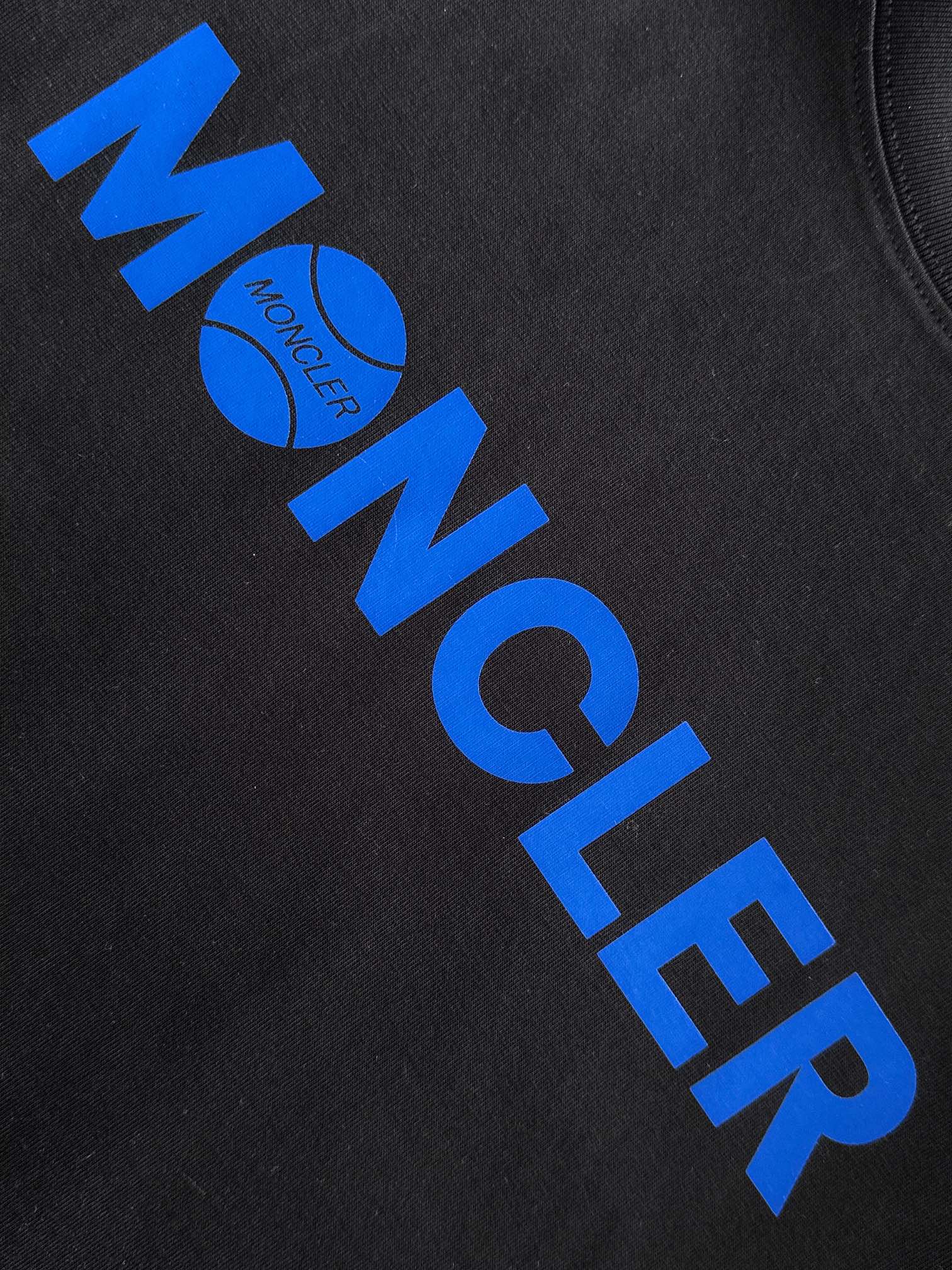 MON 2025SS春夏最新款圆领时尚短袖T恤，官网同步，专柜纯棉面料！贴肤舒适，耐看又好穿，经典简约l