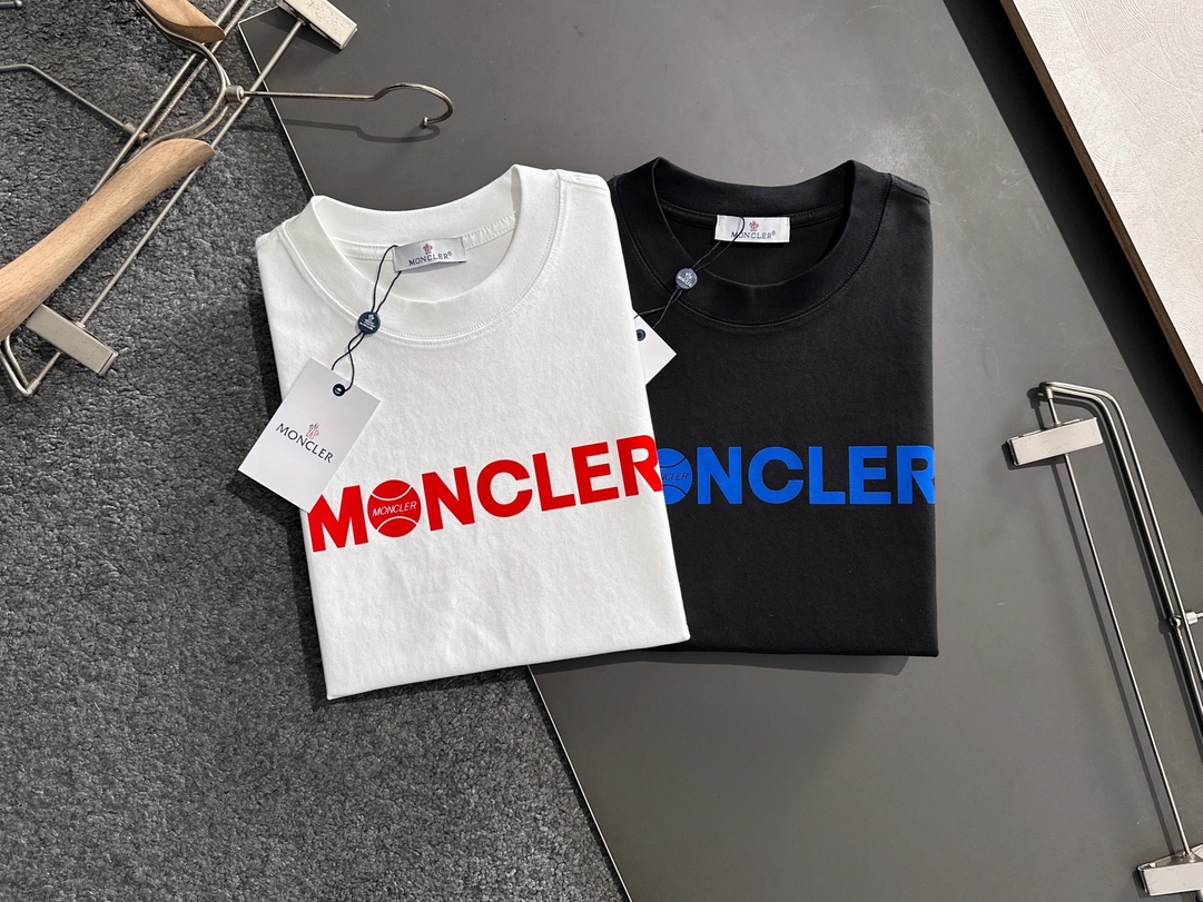 MON 2025SS春夏最新款圆领时尚短袖T恤，官网同步，专柜纯棉面料！贴肤舒适，耐看又好穿，经典简约l