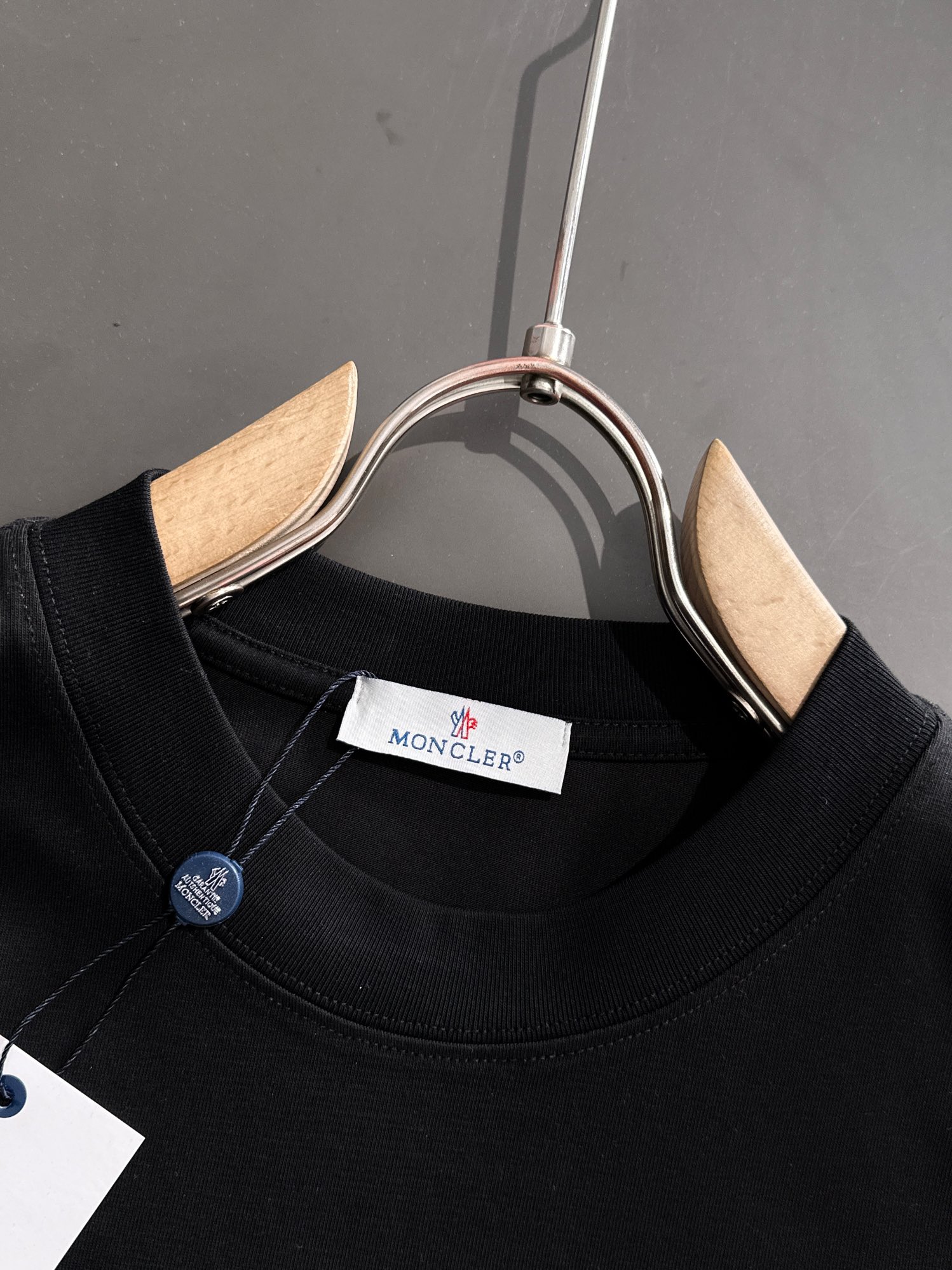 MON 2025SS春夏最新款圆领时尚短袖T恤，官网同步，专柜纯棉面料！贴肤舒适，耐看又好穿，经典简约l