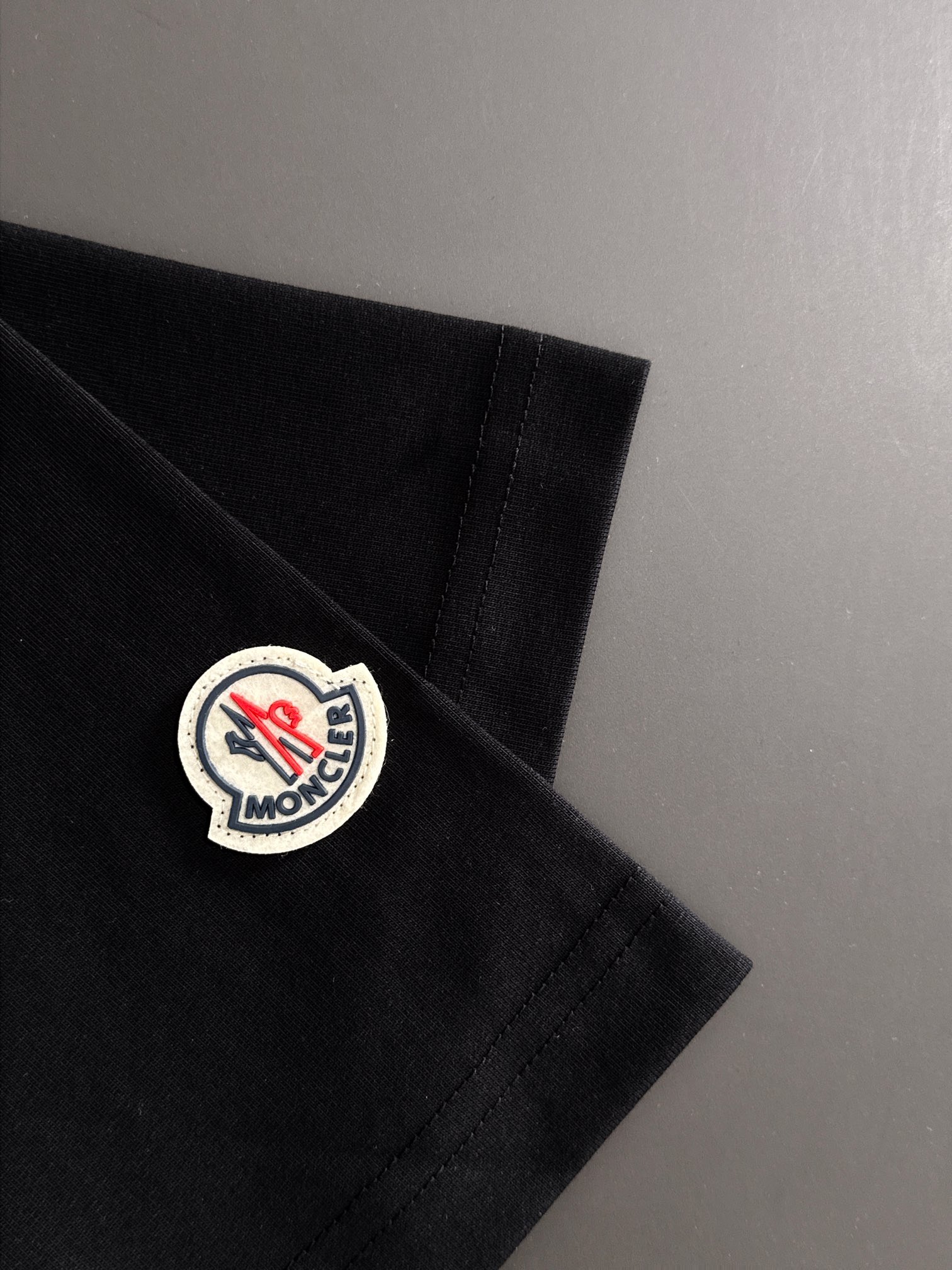 MON 2025SS春夏最新款圆领时尚短袖T恤，官网同步，专柜纯棉面料！贴肤舒适，耐看又好穿，经典简约l