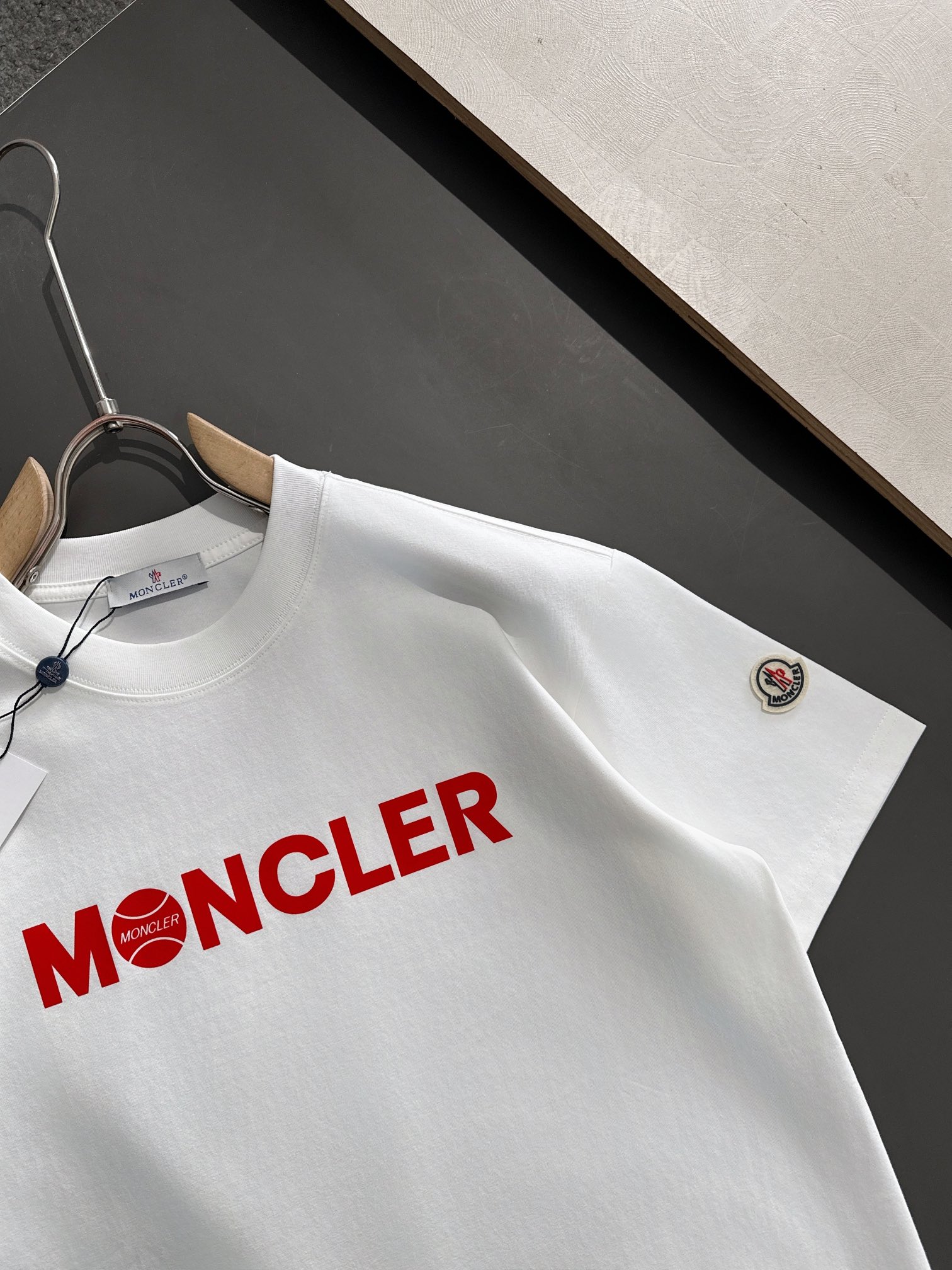 MON 2025SS春夏最新款圆领时尚短袖T恤，官网同步，专柜纯棉面料！贴肤舒适，耐看又好穿，经典简约l