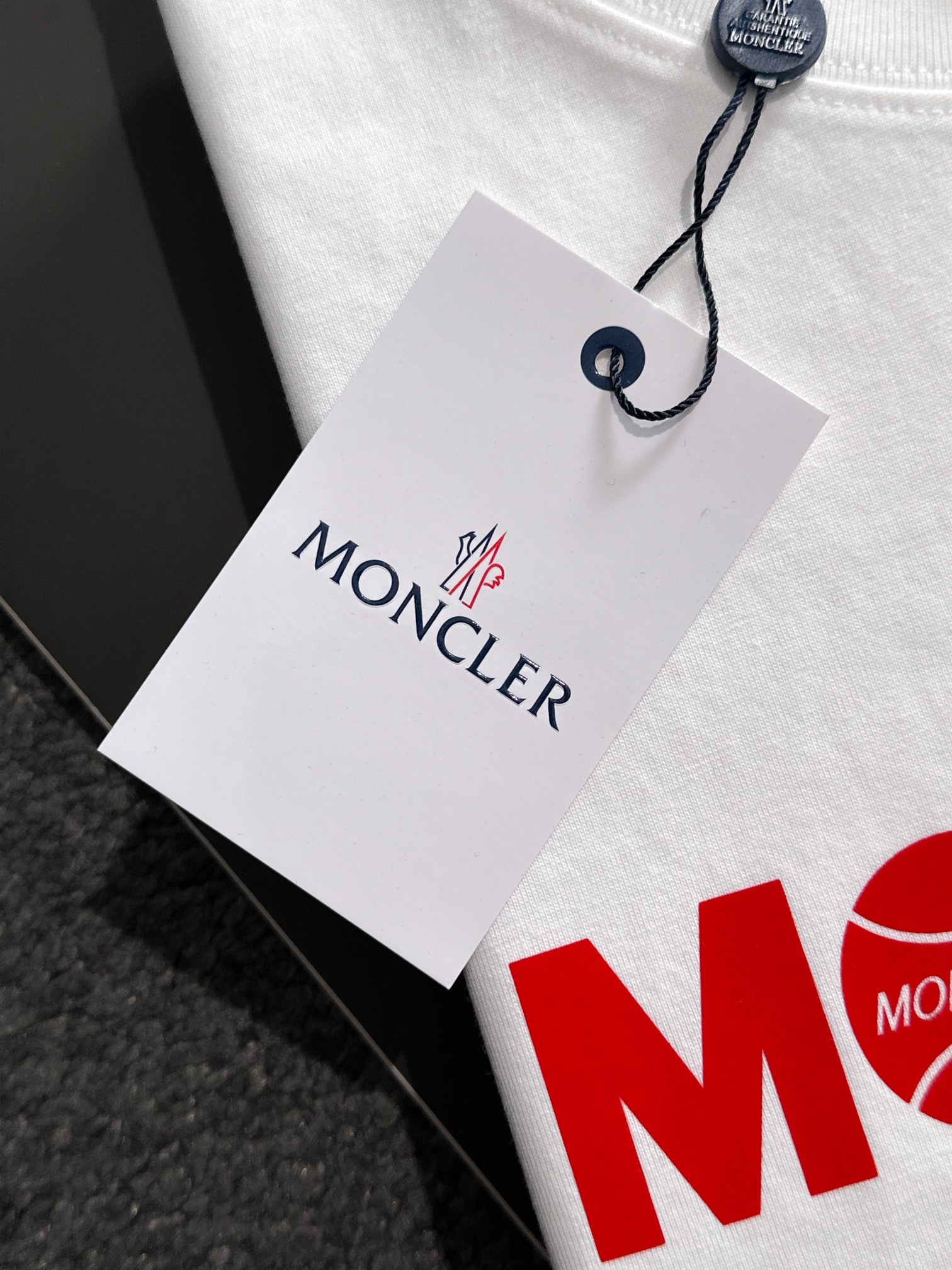 MON 2025SS春夏最新款圆领时尚短袖T恤，官网同步，专柜纯棉面料！贴肤舒适，耐看又好穿，经典简约l