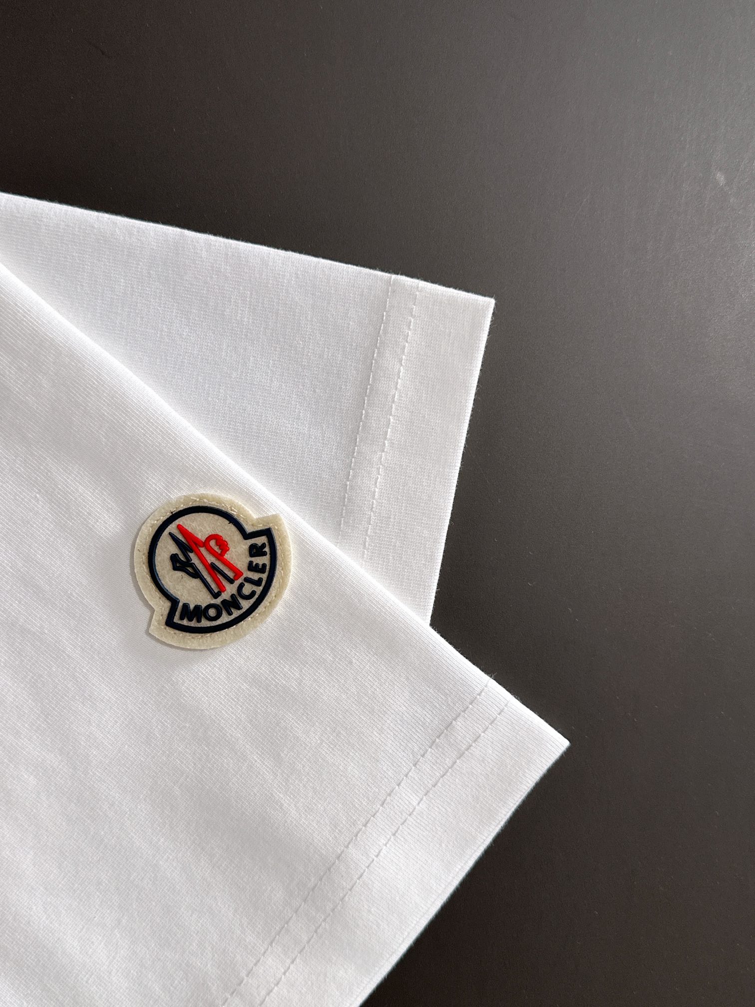 MON 2025SS春夏最新款圆领时尚短袖T恤，官网同步，专柜纯棉面料！贴肤舒适，耐看又好穿，经典简约l