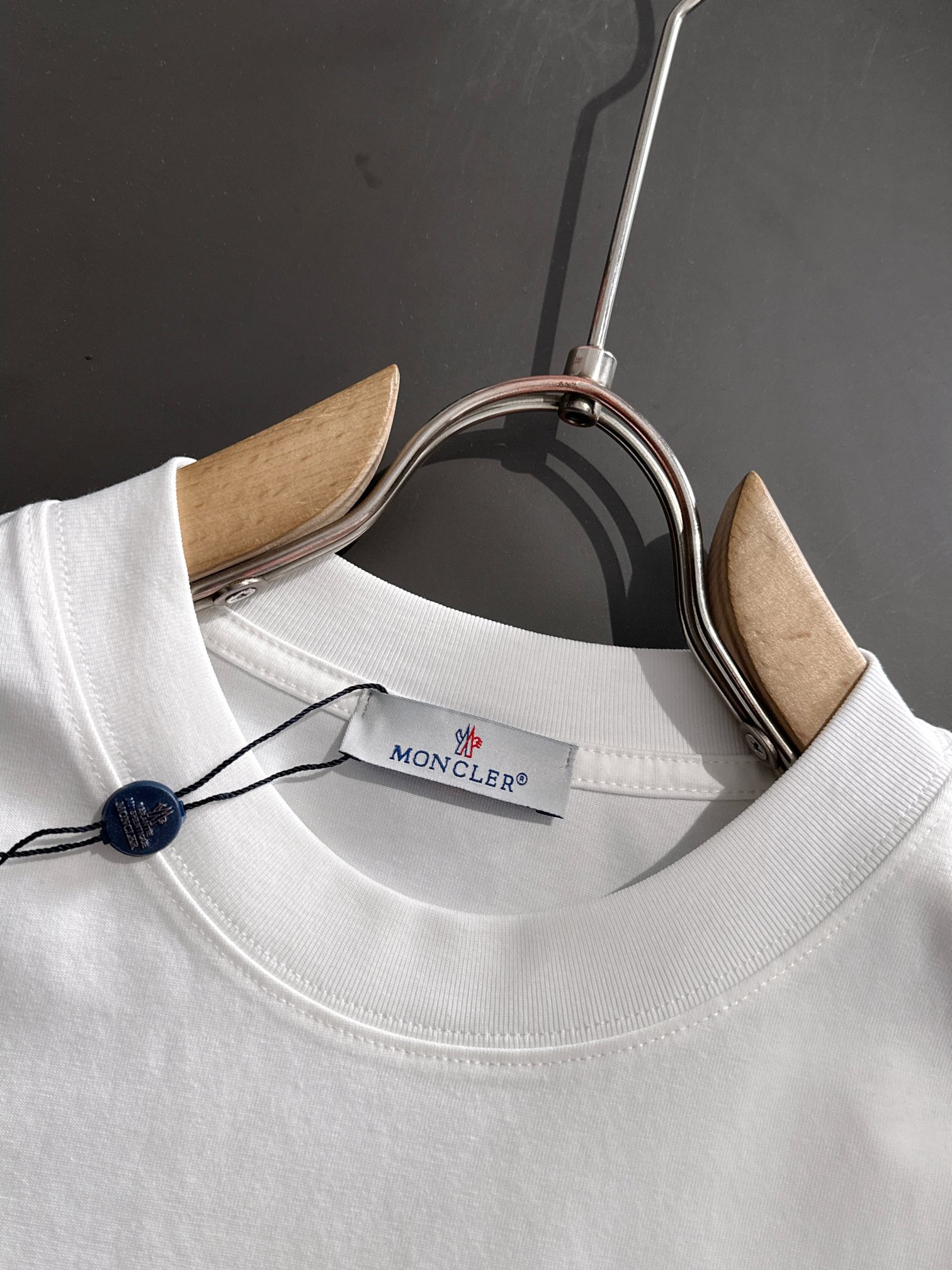 MON 2025SS春夏最新款圆领时尚短袖T恤，官网同步，专柜纯棉面料！贴肤舒适，耐看又好穿，经典简约l