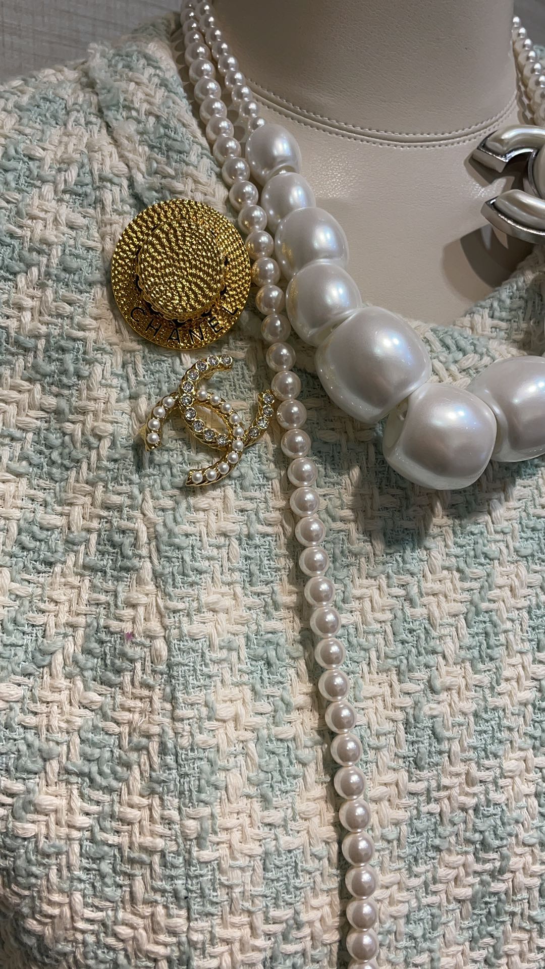 NO:631152,88200. Today’s new brooch 23A new rhinestone and pearl double C golden brooch. Pearl and rhinestone are very rich. The basic twisted twist double C design is full of design. It is very noble and close your eyes. Customized z version. Brass material. Swarovski diamond. Brooch with packaging box, brooch, breastpin, Cartier high-end jewelry.1986090988200.今日新品胸针 23A新款水钻拼珍珠双C金色胸针 珍珠拼水钻非常有富家千金的气质 扭纹麻花基础款双C设计感十足 很贵气很闭眼入就对啦 z版定制 黄铜材质 施华洛钻 胸针带包装盒,,brooch，breastpin,卡迪亚高端饰品,Jewelry