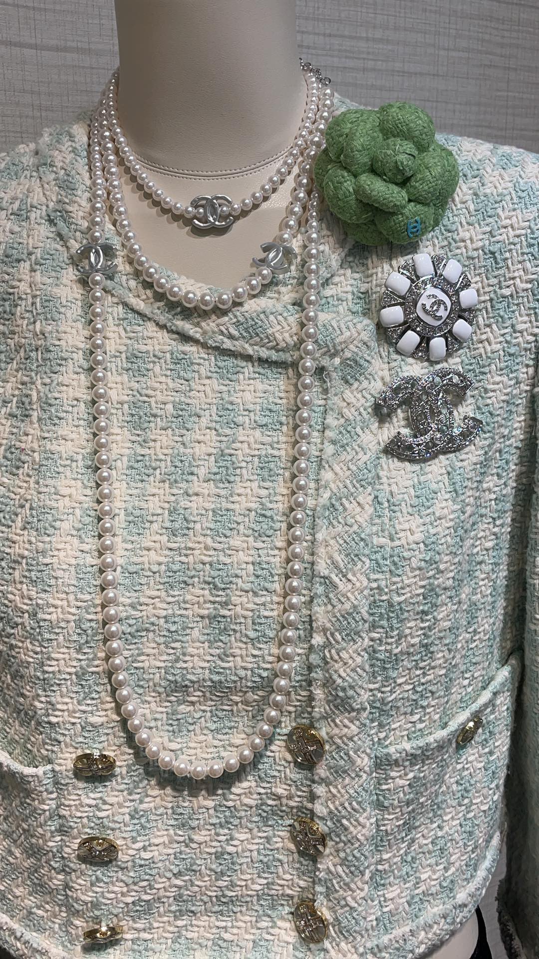 NO:631154,88220 Nautical style 25C new white enamel rhinestone double C round anchor brooch White enamel1986090988220航海风格 25C新款白色珐琅水钻双C圆形船锚胸针 白色珐琅x闪钻的搭配细节精致感 本季航海风格贵气优雅又很个性 一年四季高级百搭 男女都适合佩戴 z一致黄铜材质,,brooch，breastpin,卡迪亚高端饰品,Jewelry