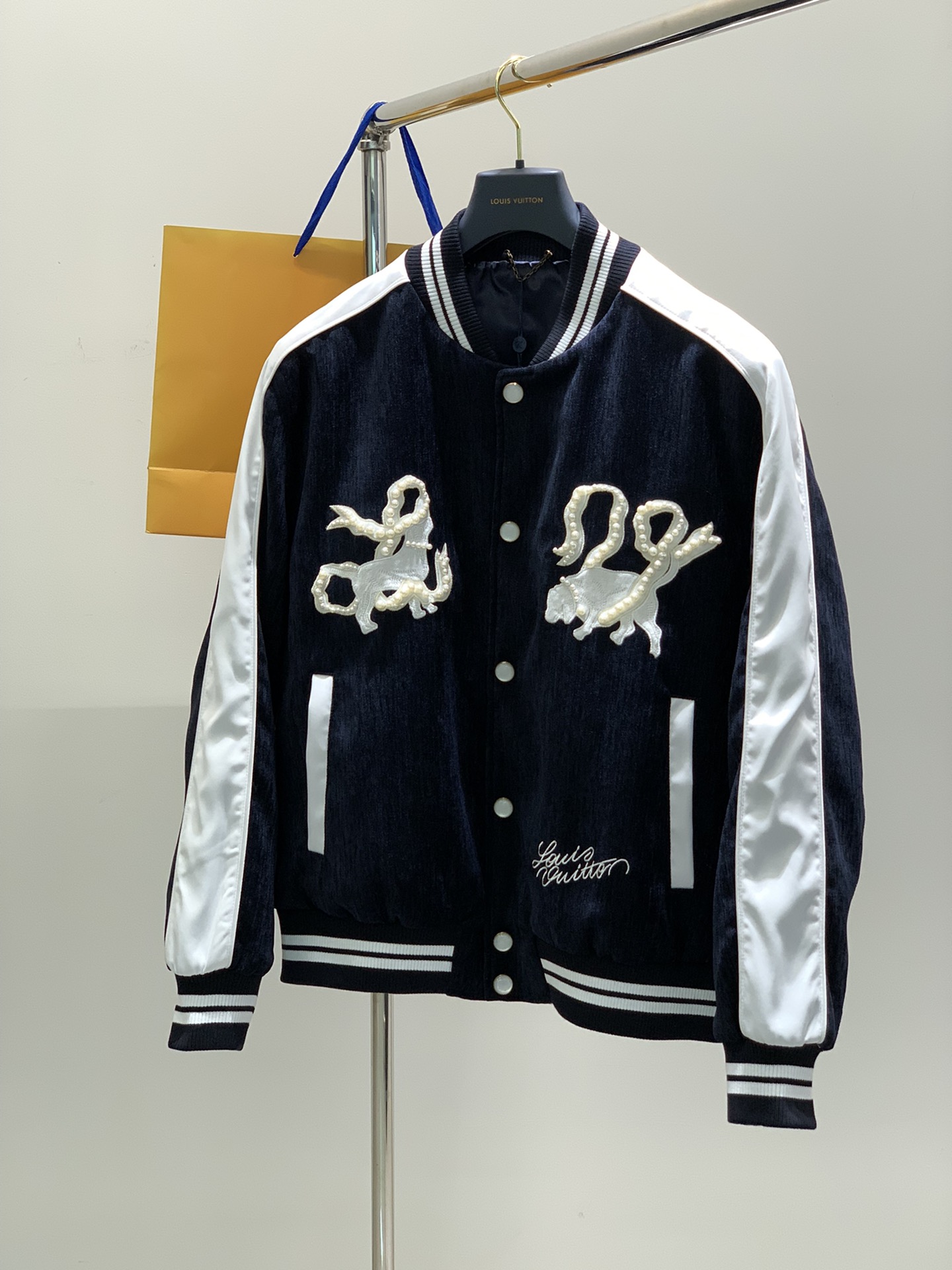 NO:117981,,LouisVuitton, the latest winter model, available at the counter at the same time, original singles, fashionable and casual cotton jacket, very distinctive on the upper body!  Eye-catching and highlighted, imported original fabric, top-grade embroidery craft letter pattern decoration logo, original hardware and auxiliary decoration, simple but not lacking in fashion, classic and atmospheric, comfortable and breathable, handsome and stylish, code S-XL,, louis vuitton, louis vuitton, jackets & coats, alexander wang19860909,LouisVuitton 路易威登,冬季最新款,专柜同步有售,原单狠货,时尚休闲棉外套,上身很有特点！吸睛而有亮点,进口原版面料,顶级刺绣工艺字母图案装饰Logo,原版五金辅料装饰,简单而不失时尚,经典大气,舒适透气,上身帅气有型,码数S-XL,,louis vuitton,louis vuitton,jackets & coats,alexander wang,Men's clothing