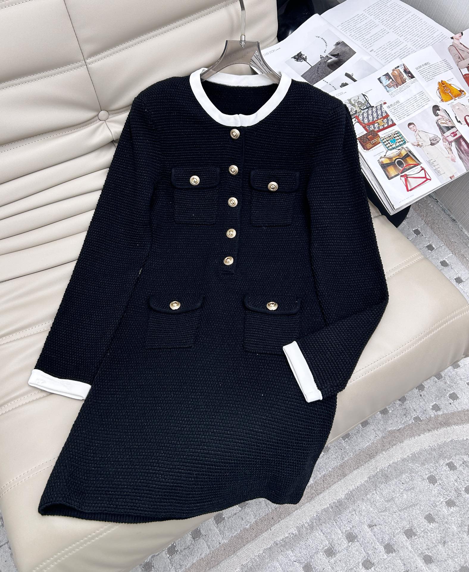 NO:295445,——New model is available for 25 years. French black and white contrasting round neck waist-hugging knitted dress. Comfortable texture knitted fabric, black and white contrasting trim design, gold button decorative details. The round neck design shows the lengthening neck lines, the slim waist-hugging shows the curved feeling. The A-line skirt is optimized for slim hips and legs. The knitted fabric has a three-dimensional sense. The recommended number of popular models is SML.,, skirts, alexander wang19860909——新款上市 25年新款 法式黑白撞色圆领收腰针织连衣裙 舒适质感针织面料,黑白撞色饰边设计,金色纽扣装饰细节 圆领设计展现拉长脖颈线条,修身收腰展现曲线感,A字裙摆优化修身臀部与腿部线条,针织面料有立体感, 爆款推荐码数SML.,,skirts,alexander wang,Women's clothing