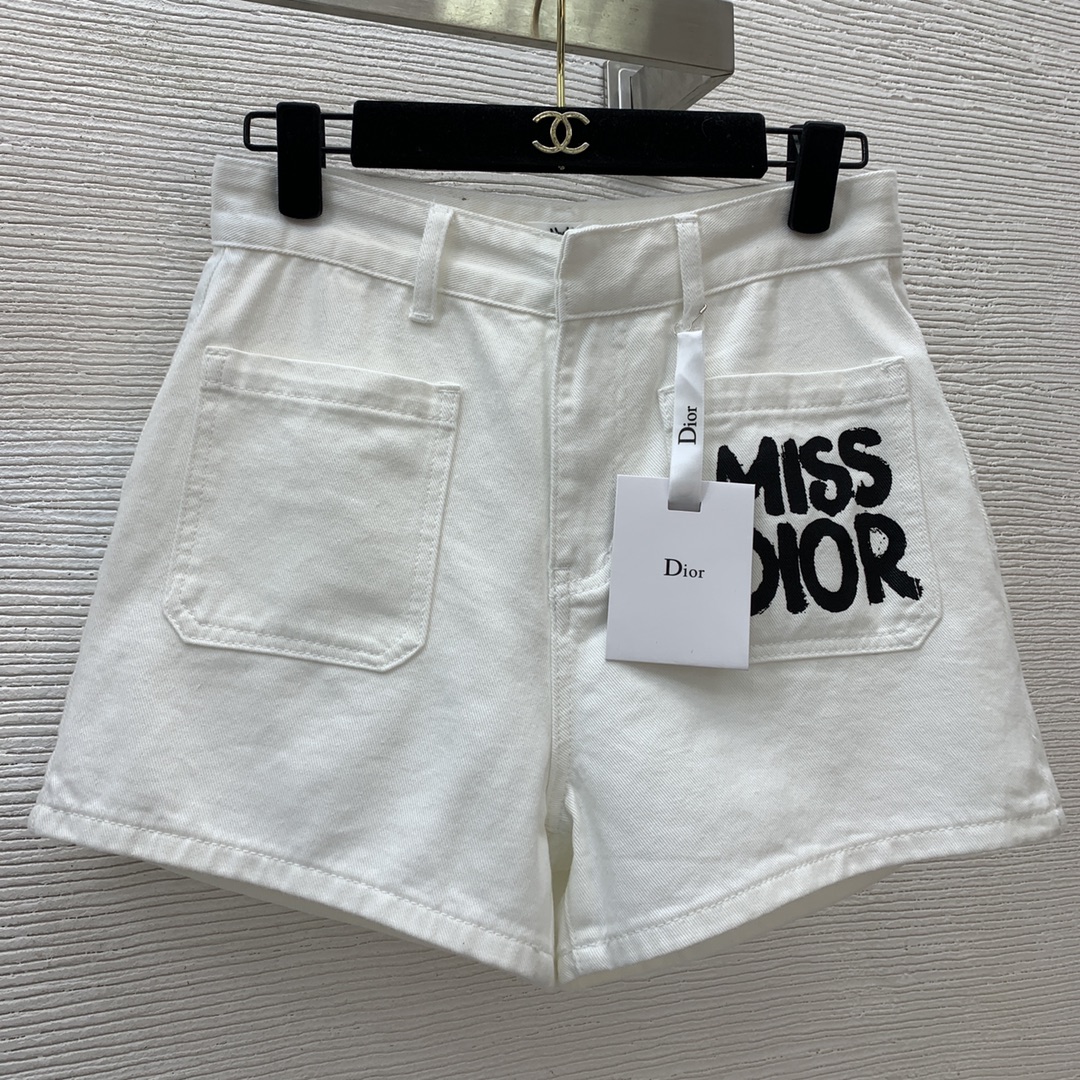 NO:310840,Model number D25067 Dio* new high-end customization letter graffiti logo print High-waisted slim denim shorts!  White, (M size waist 72, pants length 34), dior, shorts, alexander wang19860909款号D25067 Dio*新款高端定制 字母涂鸦logo印花 高腰显瘦牛仔短裤！白色,（M码腰围72,裤长34）,,dior,shorts,alexander wang,Women's clothing