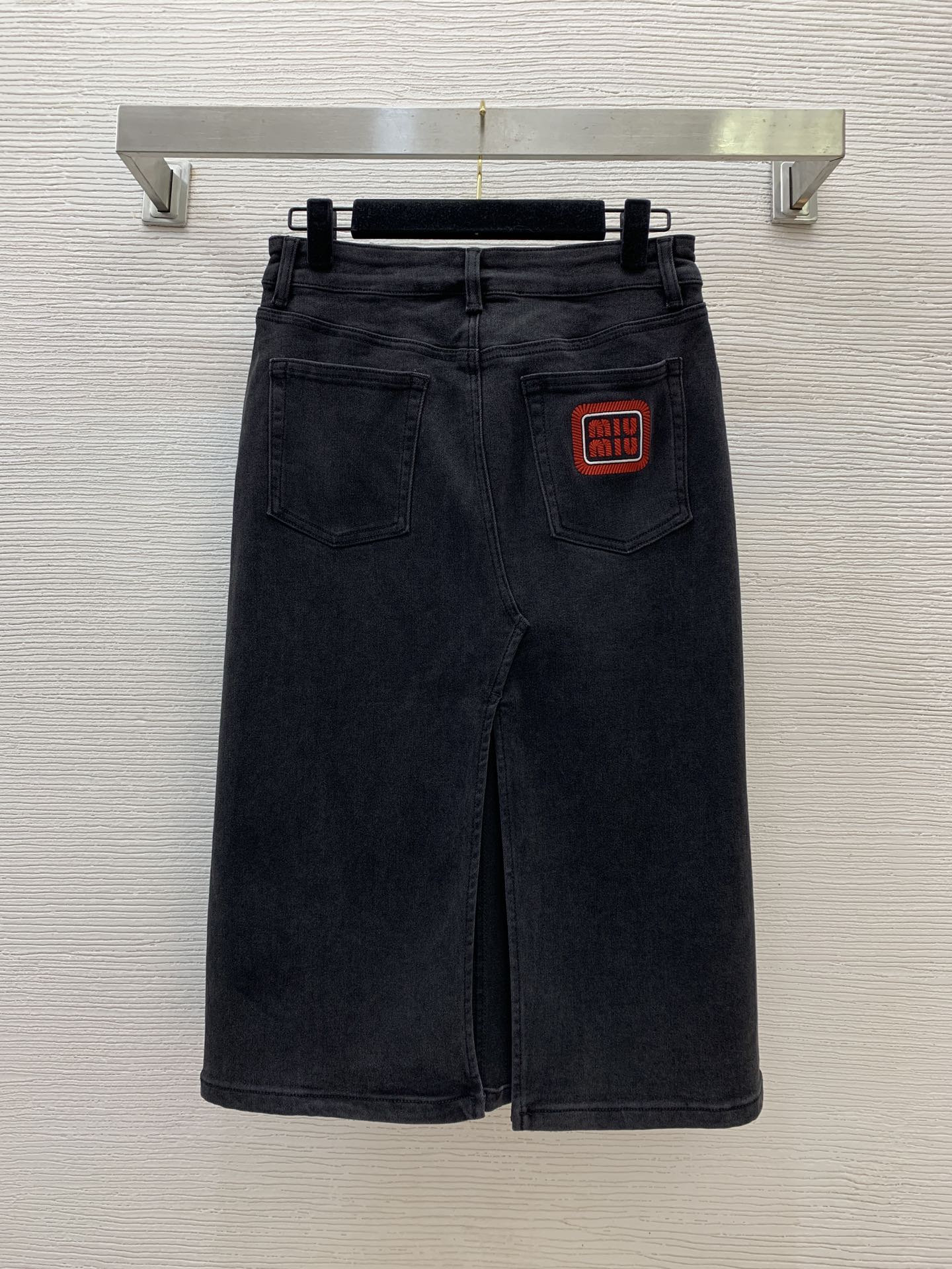 NO:309799,Model number G25011578 MiuMi* new model high-end custom original logo buttons, red letter logo precision embroidery decoration high waist slit elastic denim long skirt!  Gray, 36.38.40.42.44 (40 size waist 72, hip 90, skirt length 69 high elastic fabric), miumiu, skirt ts, alexander wang19860909款号G25011578 MiuMi*缪家新款 高端定制原版logo纽扣、红色字母标志精密刺绣装饰高腰开叉弹力牛仔长款半身裙！灰色,36.38.40.42.44（40码腰围72,臀围90,裙长69面料高弹）,,miumiu,skirts,alexander wang,Women's clothing