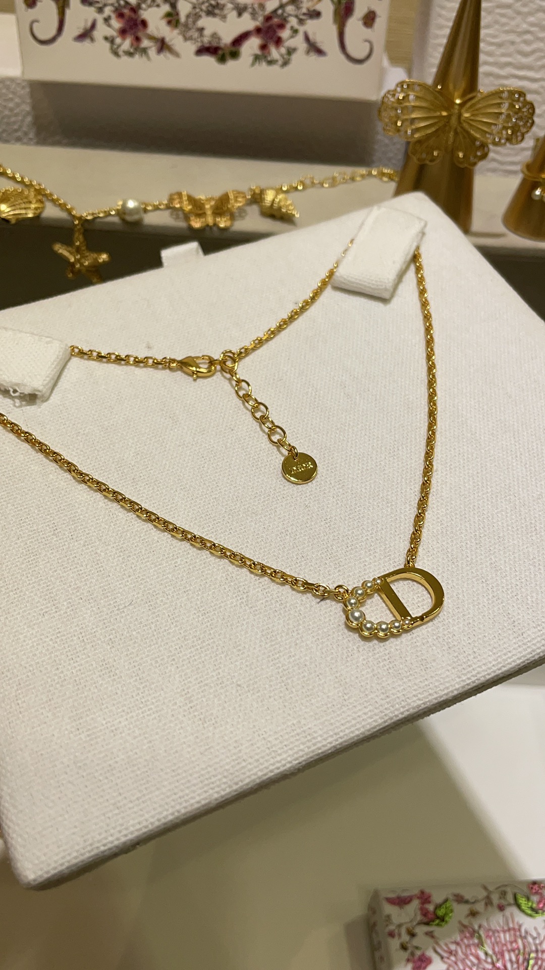 NO:631151,88160, today's new products, basic necklace, 25 years new gold millet bead CD letter necklace, classic gold CD spliced ​​millet beads, very attractive, simple design, no pressure for daily commuting, z version customization, brass material, custom pearls, necklace, Cartier high-end jewelry1986090988160,今日新品 基础款项链 25年新款金色小米珠CD字母项链 经典金色CD拼接小米珠 非常耐看 简简单单的设计日常通勤无压力 z版定制 黄铜材质 定制珍珠,,necklace,卡迪亚高端饰品,Jewelry