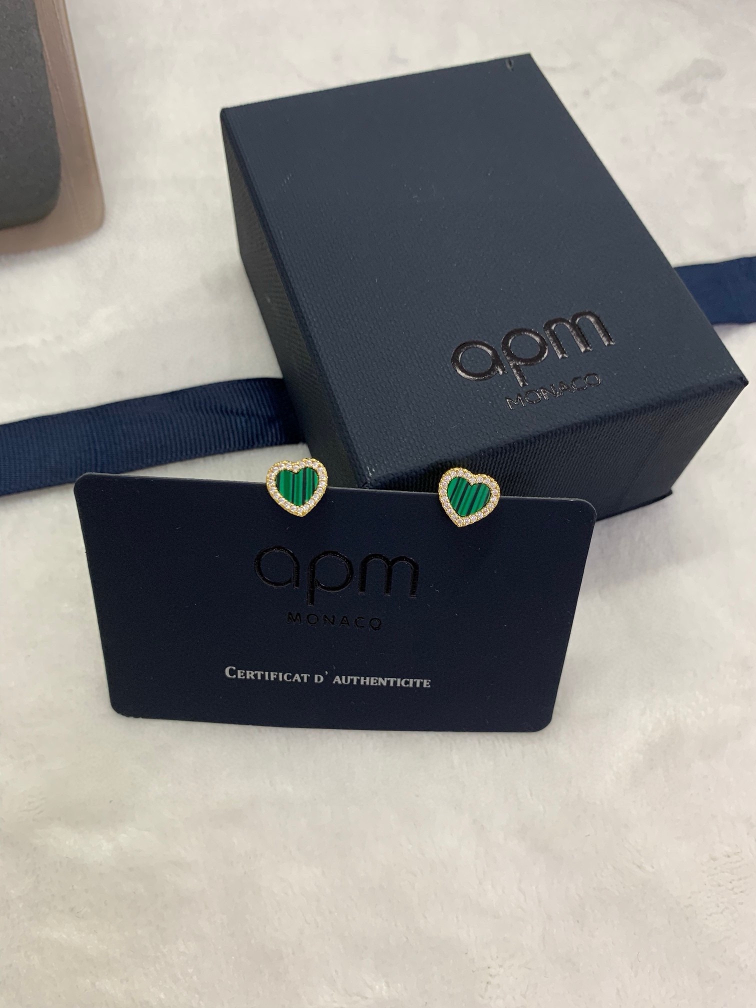 APm Monaco孔雀石爱心耳钉时尚简约设计感耳饰生日礼物。
