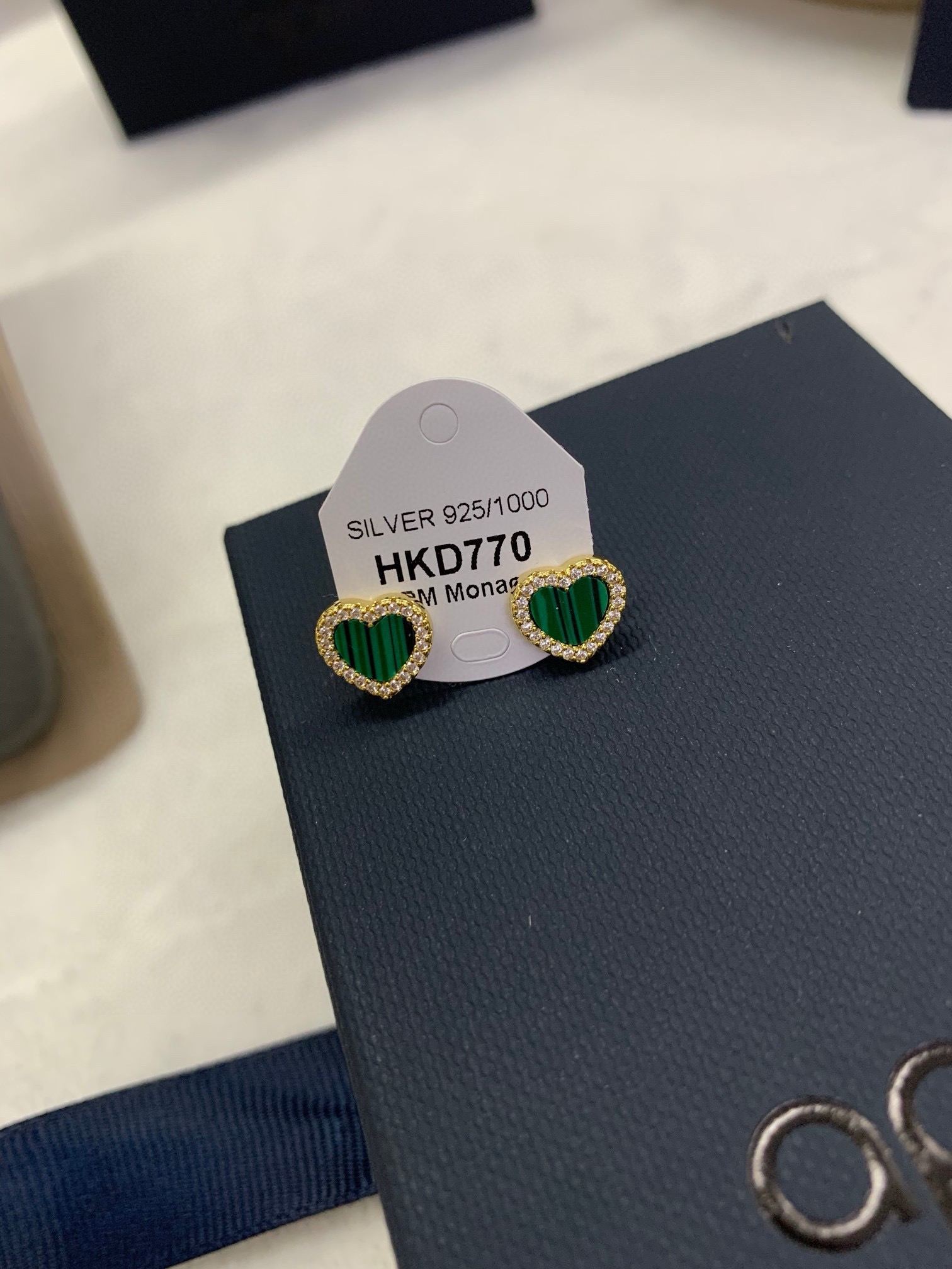 APm Monaco孔雀石爱心耳钉时尚简约设计感耳饰生日礼物。