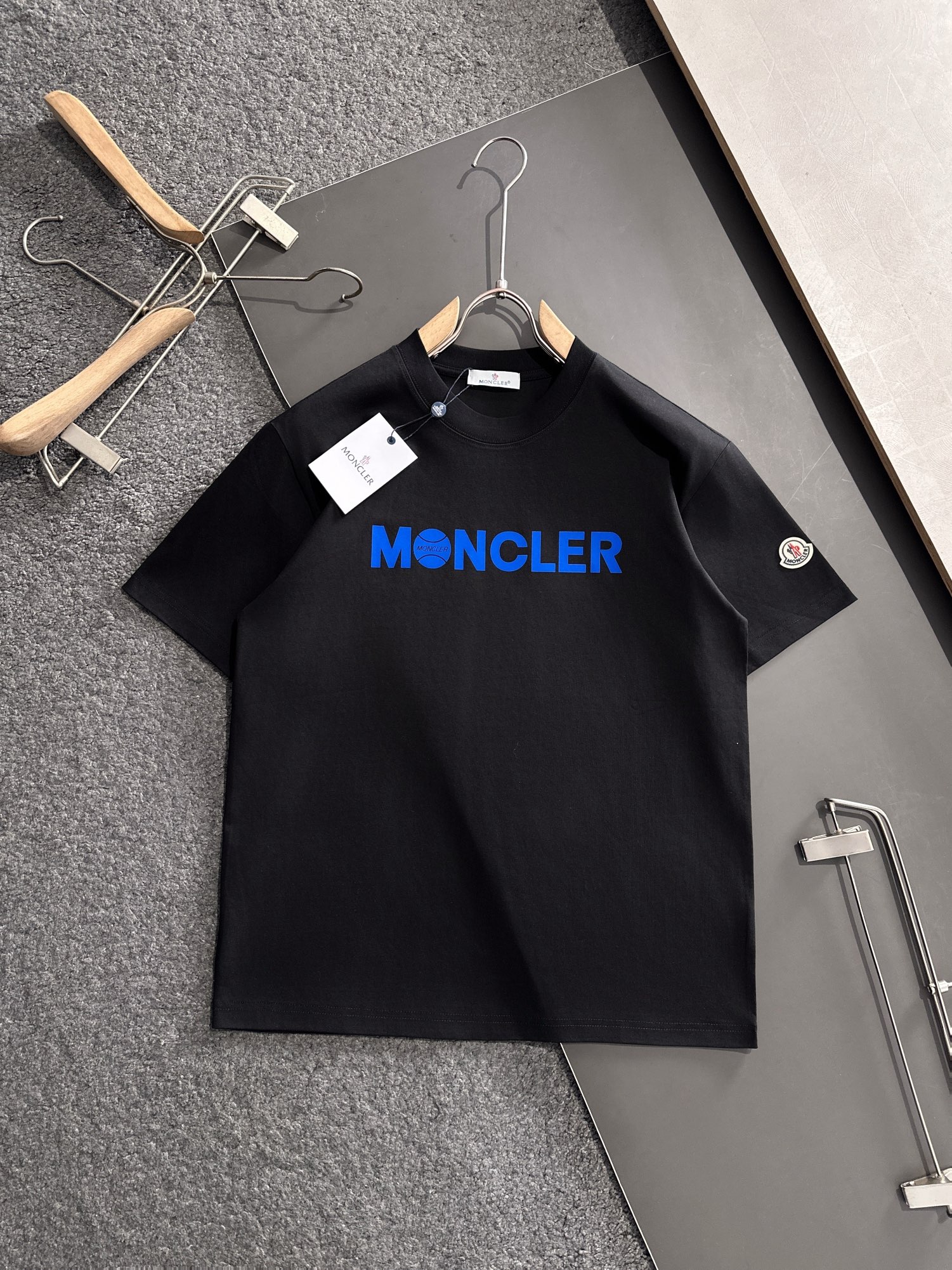 MON 2025SS春夏最新款圆领时尚短袖T恤，官网同步，专柜纯棉面料！贴肤舒适，耐看又好穿，经典简约l