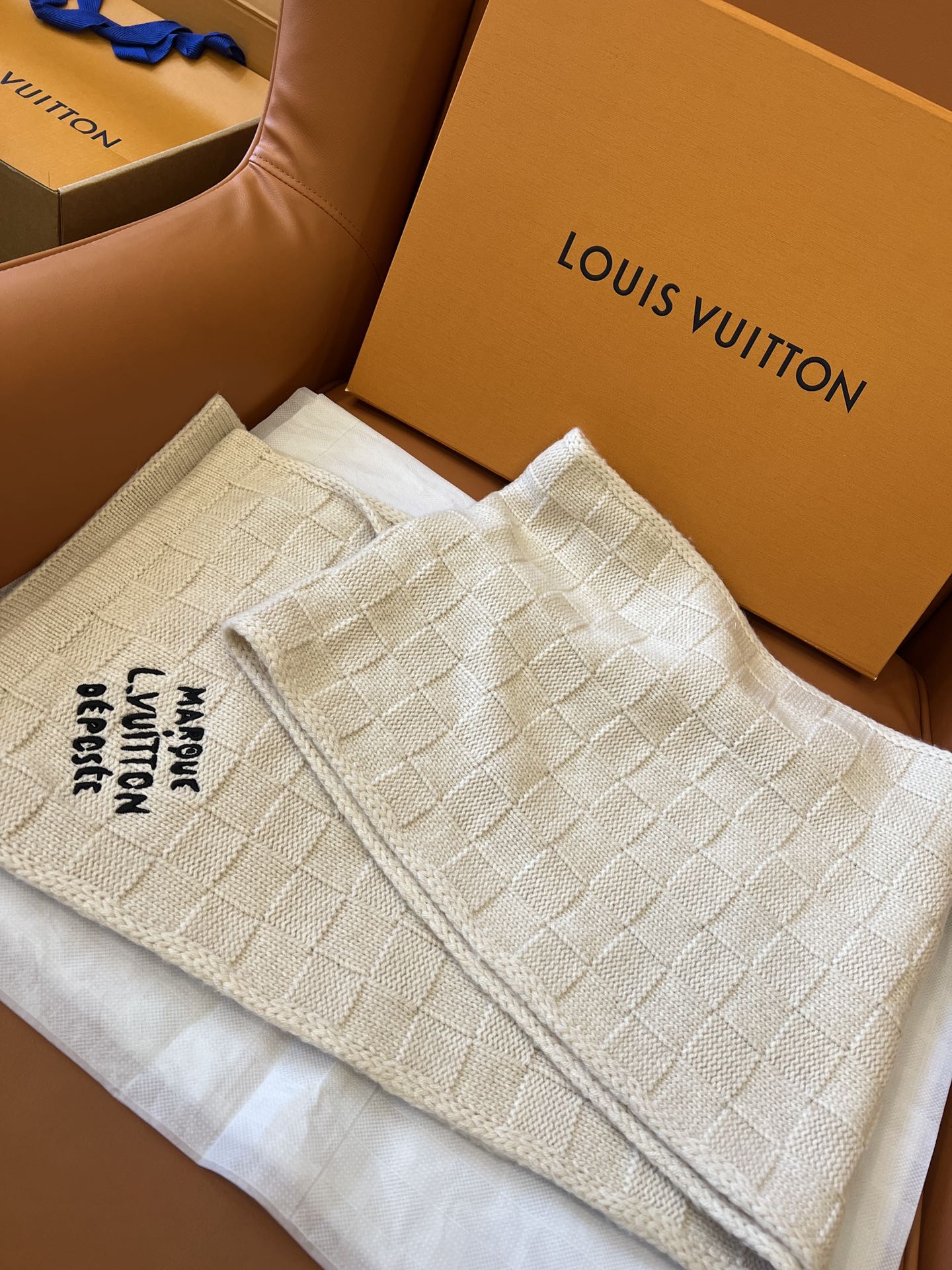 福利🉐️ Louis Vuitton 罕见高端男士围巾‼️也就是原料成本钱而已.收到偷乐吧
‼️编织3D