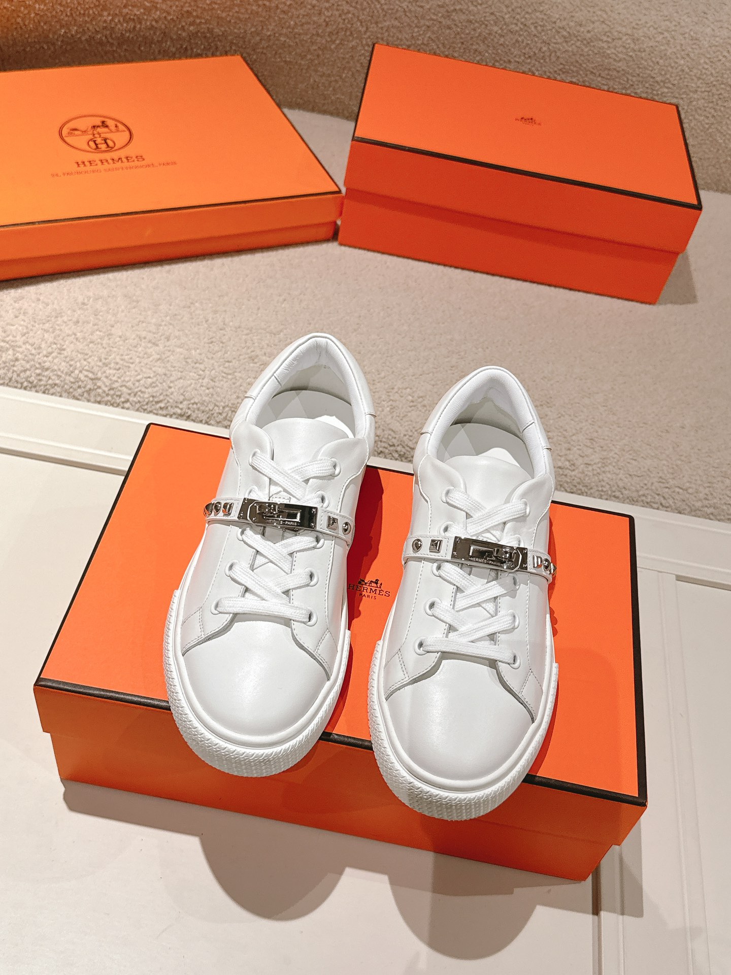 NO:164195,Hermes top version Hermes classic couple style #buckle casual white shoes skateboard shoes, no shoes that are full of unknowns, rarely flat casual shoes, and they are styles that match classic palladium-plated Kelly shoe buckles!  People fall in love with it at first sight. Super versatile~ Skirts and pants can be matched with closed eyes at will, super noble and elegant. Fabric specific cowhide/canvas material, inner sheepskin, original open-model tpu outsole size 35-45 (couple size), casual shoes/sports shoes, hermes, hermes, sneakers, skirts, cowhide, sheepskin19860909Hermes 爱马仕顶级版本 爱马仕经典情侣款#扣休闲小白鞋滑板鞋 完全不会撞鞋 充满未知的爱马仕 很少出平底休闲鞋而且是搭配经典镀钯Kelly鞋扣的款式！让人一眼就爱上 超百搭～裙子裤子都可以随意配闭眼入 超显高贵大气 面料特定牛皮/帆布材质 内里羊皮里 大底原版开模tpu大底 码数35-45（情侣码）,休闲鞋/运动鞋,hermes,hermes,sneakers,skirts,cowhide,sheepskin,Women's Shoes