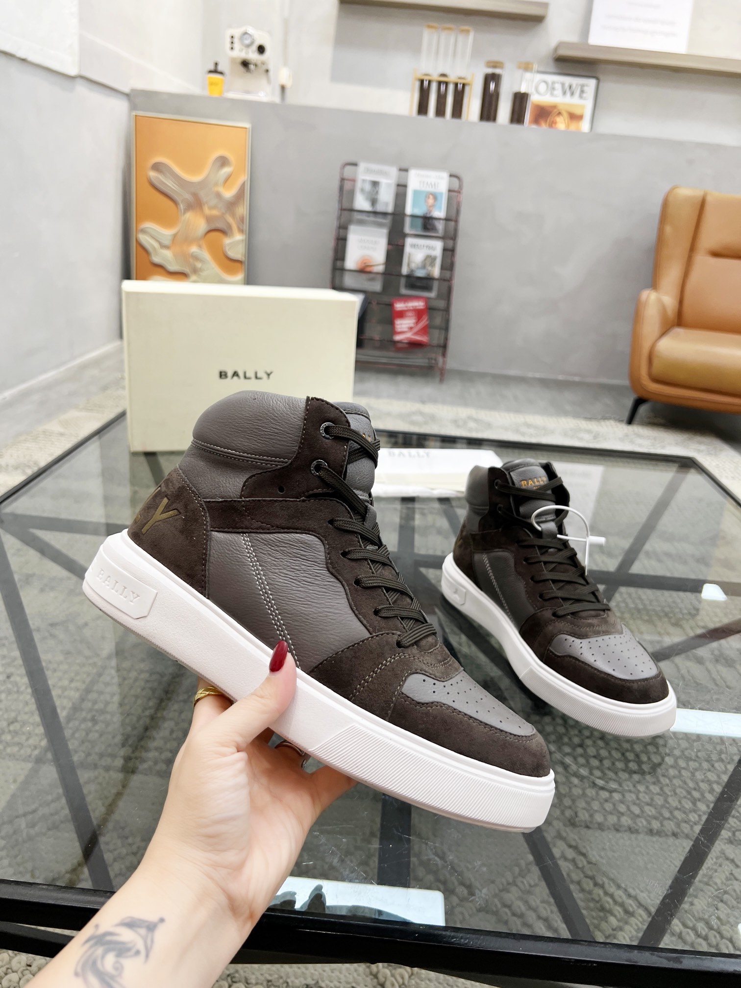 NO:220900,Brand B A L L Y original color matching code number 39-44 customized 38.45 price Material new style of Barry high top men classic casual shoes simple atmospheric super high style selection of cowhide with luxury cowhide inner smooth lines light and comfortable original wear-resistant rubber outsole, Barry casual shoes, bally, cowhide19860909品牌B A L L Y 颜色原版配色 码数39-44定做38.45 价格 材质巴利新款 高帮男士 经典休闲鞋简约大气超高逼格选用头层牛皮搭配搭配奢华牛皮内里流畅线条轻便舒适原版耐磨橡胶大底,巴利 休闲鞋,bally,cowhide,Men's shoes