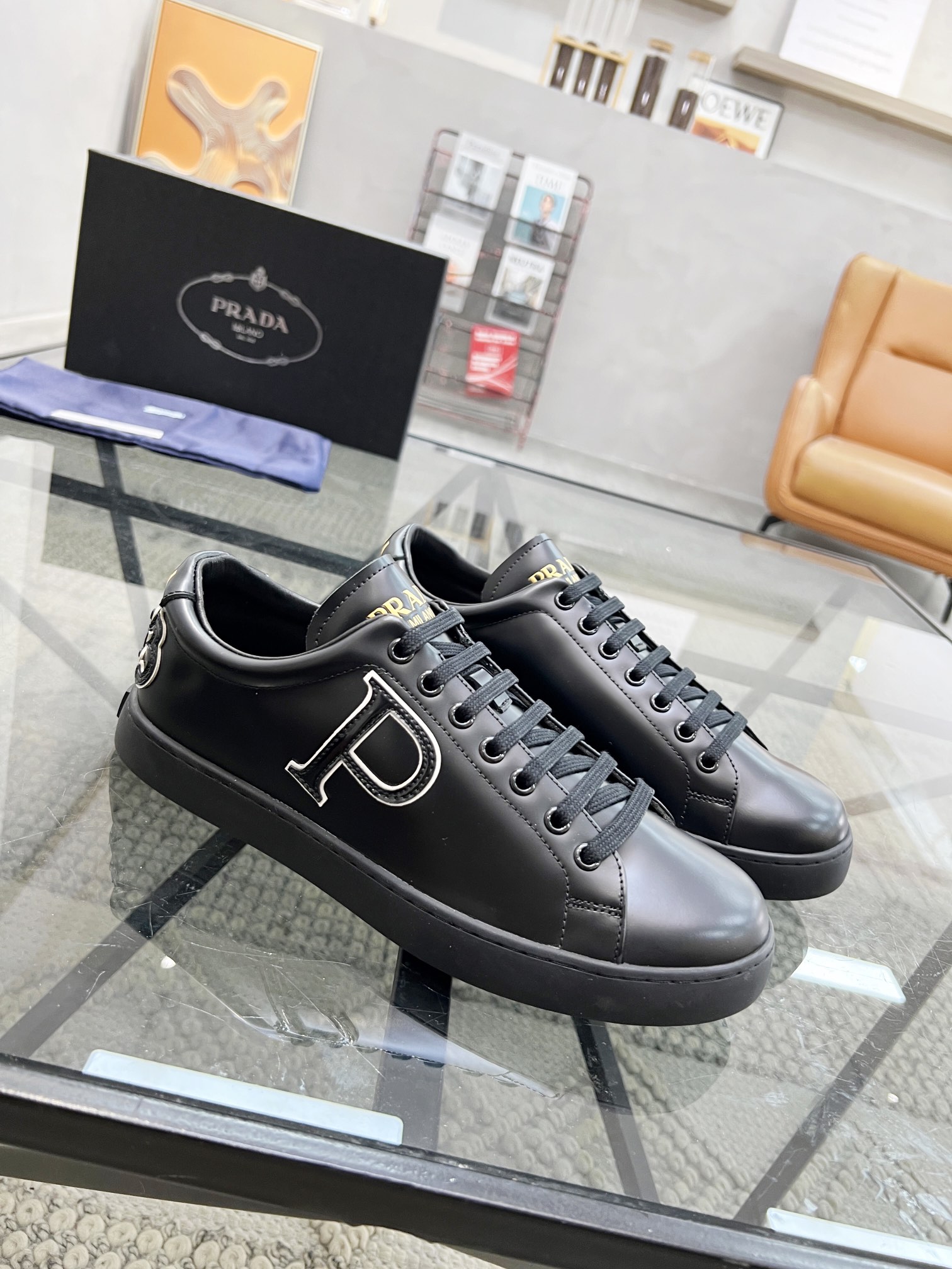 NO:221041,Brand P R A D A Color Original Color Pair Number 39-44 Customized 45 Price Material Prada New Product Original Single-Place Low-top Casual Sports Shoes!  The upper is made of original soft cowhide with Prada logo cowhide inner lining. The original molded outsole of cowhide is made of high quality, worth owning. Prada, prada, sneakers, cowhide19860909品牌P R A D A 颜色原版配色 码数39-44定做45 价格 材质普拉达新品原单货低帮休闲运动鞋！鞋面采用原版柔软牛皮搭配普拉达标识牛皮内里 牛皮垫脚原版开模大底、高品质值得拥有,普拉达,prada,sneakers,cowhide,Men's shoes