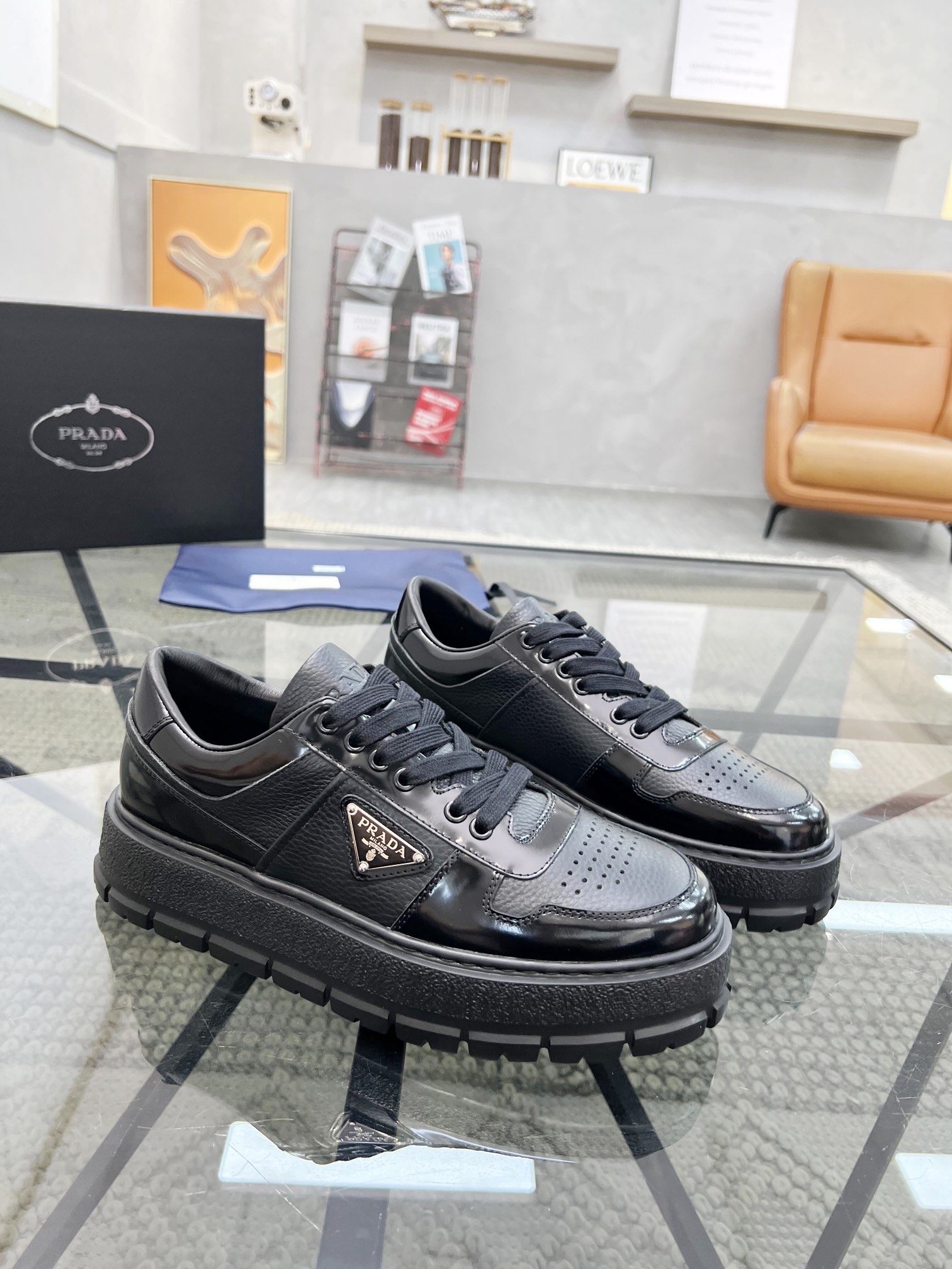 NO:221693,Brand P R A D A Color Original Color Pair Number 39-44 Customized 38.45 Price Material Prada New Product Original Single-Custom Low-top Casual Sports Shoes!  The upper is made of original soft cowhide with Prada logo cowhide inner lining. The original molded outsole of cowhide is made of high quality, worth owning. Prada, prada, sneakers, cowhide19860909品牌P R A D A 颜色原版配色 码数39-44定做38.45 价格 材质普拉达新品原单货低帮休闲运动鞋！鞋面采用原版柔软牛皮搭配普拉达标识牛皮内里 牛皮垫脚原版开模大底、高品质值得拥有,普拉达,prada,sneakers,cowhide,Men's shoes