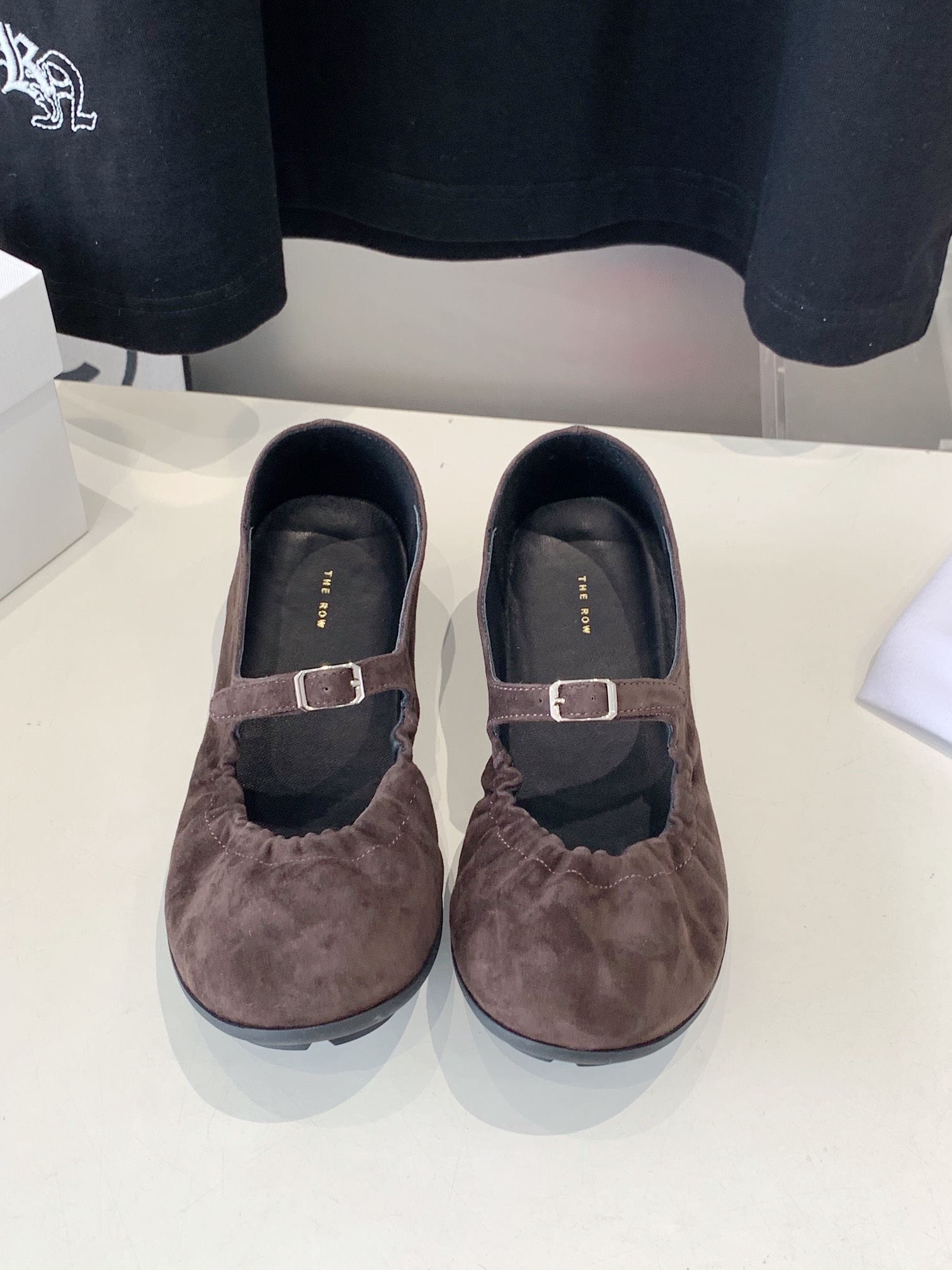 NO:239222,The Row 24/ Flat-soled elastic dancing shoes. I fell in love with this shoe at first sight. It looks good with a little retro flavor and a casual combination!  All major internet celebrity bloggers are wearing it. The whole shoe is very soft, easy to wear without scratching your feet. The simple and versatile model continues the usual minimalist style. The upper uses the original Yangjing, the inner foot pads, small sheepskin, outsole, size: 35-39, ballet shoes, sheepskin, sheep19860909The Row 24/平底松紧口跳舞鞋 第一眼看到这个鞋子就爱上了,带点复古味随意搭配都好看！各大网红博主都在穿它,整个鞋子非常柔软,好穿不磨脚.简约百搭款~延续了一贯极简风格 鞋面采用原版羊京 内里垫脚小绵羊皮 大底橡胶大底 码数:35-39,芭蕾舞鞋,sheepskin,sheep,Women's Shoes