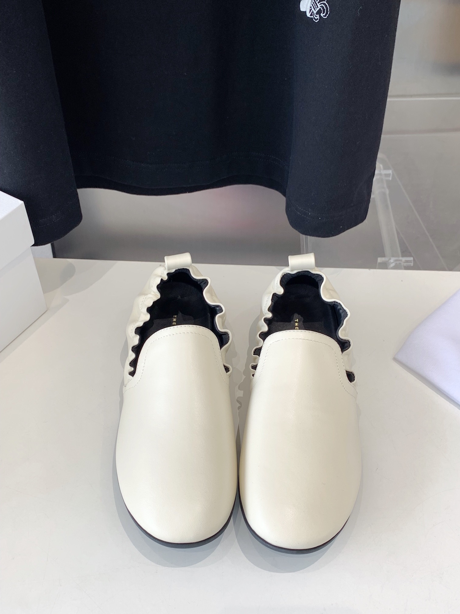 NO:239218,The Row 24/ Flat-soled elastic dancing shoes. I fell in love with this shoe at first sight. It looks good with a little retro flavor and a casual combination!  All major internet celebrity bloggers are wearing it. The whole shoe is very soft and easy to wear without scratching your feet. The simple and versatile model continues the usual minimalist style. The upper uses original lambskin, inner foot pad, small sheepskin, outsole, rubber sole, size: 35-39, ballet shoes, sheepskin19860909The Row 24/平底松紧口跳舞鞋 第一眼看到这个鞋子就爱上了,带点复古味随意搭配都好看！各大网红博主都在穿它,整个鞋子非常柔软,好穿不磨脚.简约百搭款~延续了一贯极简风格 鞋面采用原版小羊皮 内里垫脚小绵羊皮 大底橡胶大底 码数:35-39,芭蕾舞鞋,sheepskin,Women's Shoes