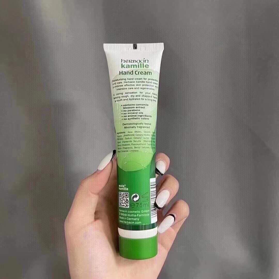 46！（下单备注：小甘菊手霜）
人手一只的护手霜‼️百年经典✅德国贺本清小甘菊滋润护手霜75ml &diams;小柑橘，滋润柔嫩、小柑橘护手霜每年的秋冬手霜排名第一，牙膏管方便携带。😍非常的润，却一点都不油腻，也很好涂开，滋润度和持久度也绝不逊于那些大牌护手霜，第一次用就爱上了😌😌涂抹后，就像做了次手膜，会感觉完全渗透到肌肤里。
