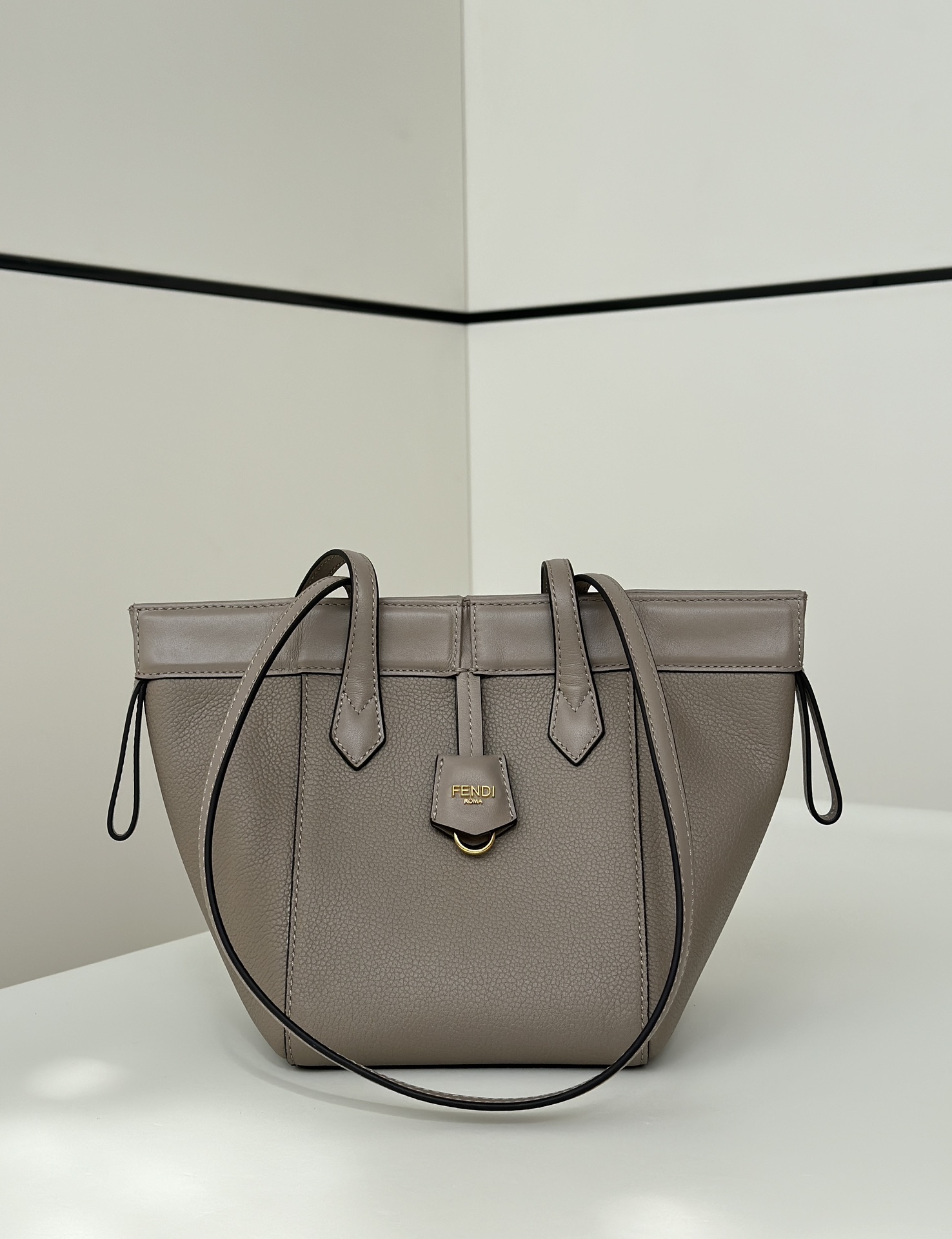 حقيبة Fendi Origami القابلة للطي من جلد العجل المحبب بالكامل