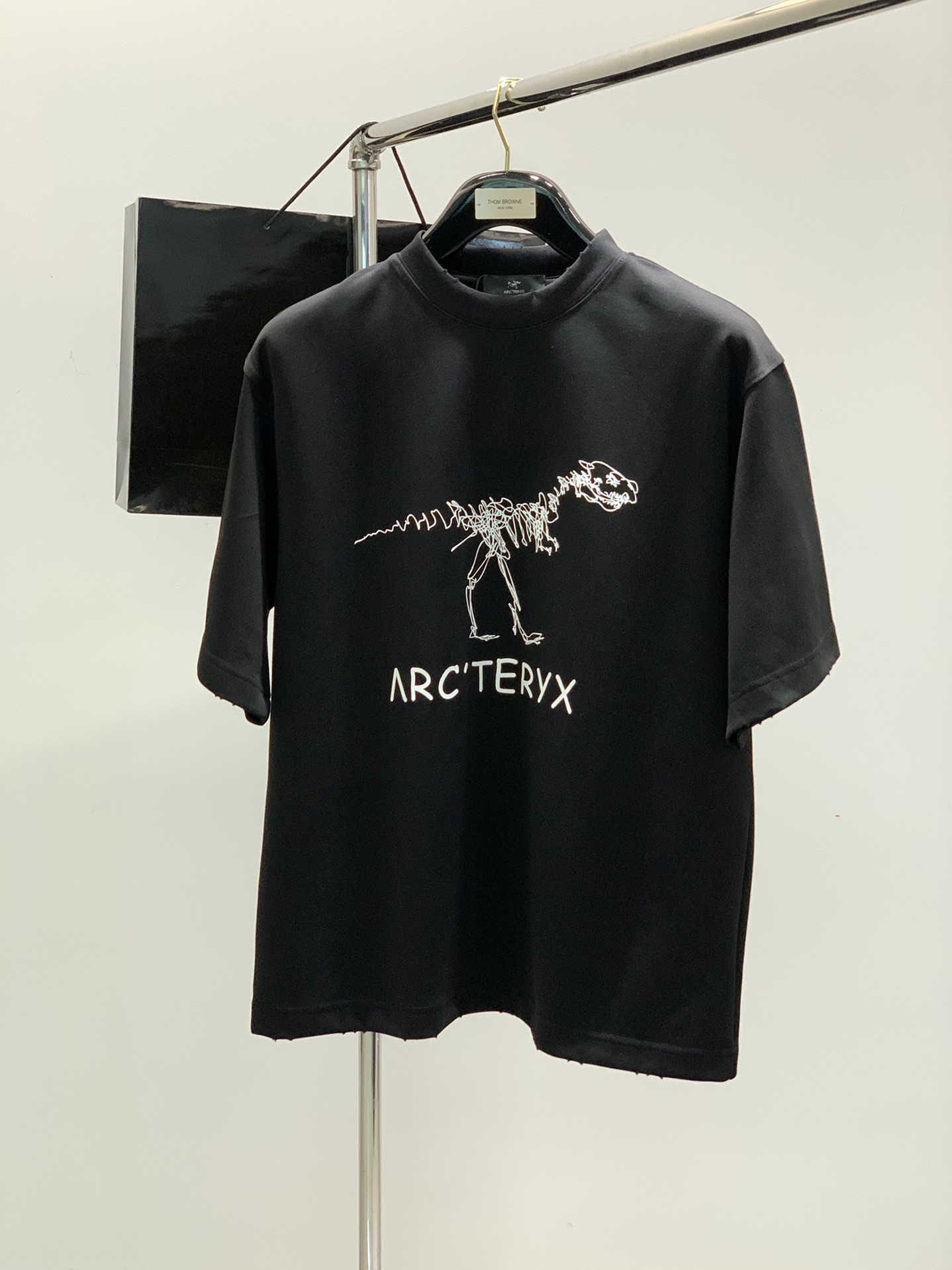 NO:132677,,ARCTERYX Archaeoptera bird, new spring and summer AW products, fashionable and casual round neck short-sleeved T-shirts, available at the same time for counters, original singles, imported original fabrics, extremely complex craftsmanship, fairly elegant and fashionable visuals, noble and elegant, from the main fabric to the detailed craftsmanship, demonstrating the ingenuity of fashion, 2 colors recommended codes M-XXL, arc'teryx, T-shirt,tees, t-shirt, alexander wang19860909,ARCTERYX 始祖鸟,春夏AW新品,时尚休闲圆领短袖T恤,专柜同步有售,原单狠货,进口原版面料,工艺极度复杂,视觉相当雅致时髦,高贵而优雅,从主体面料到细节工艺,彰显时装的匠心所在,2色推荐码数M-XXL,arc'teryx,T-shirt,tees，t-shirt,alexander wang,Men's clothing